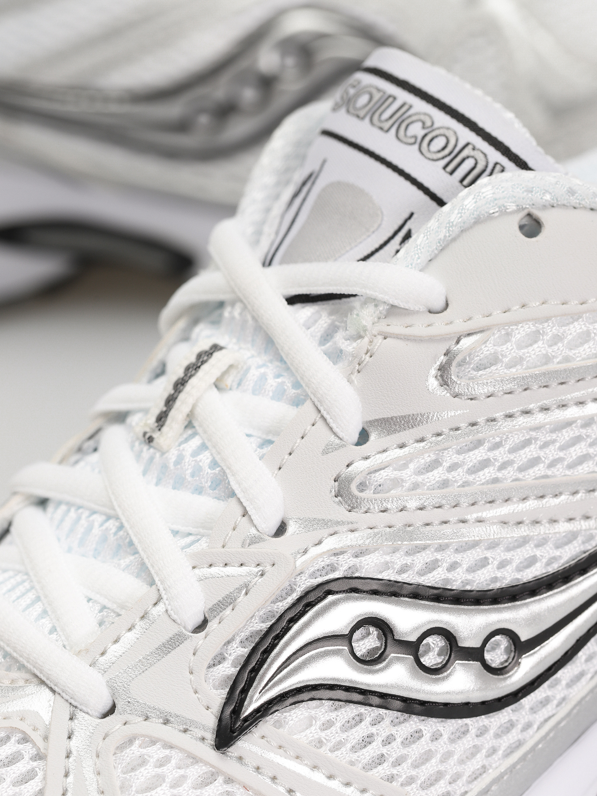 Saucony Grid Ride Millennium Shoes (white/silver)