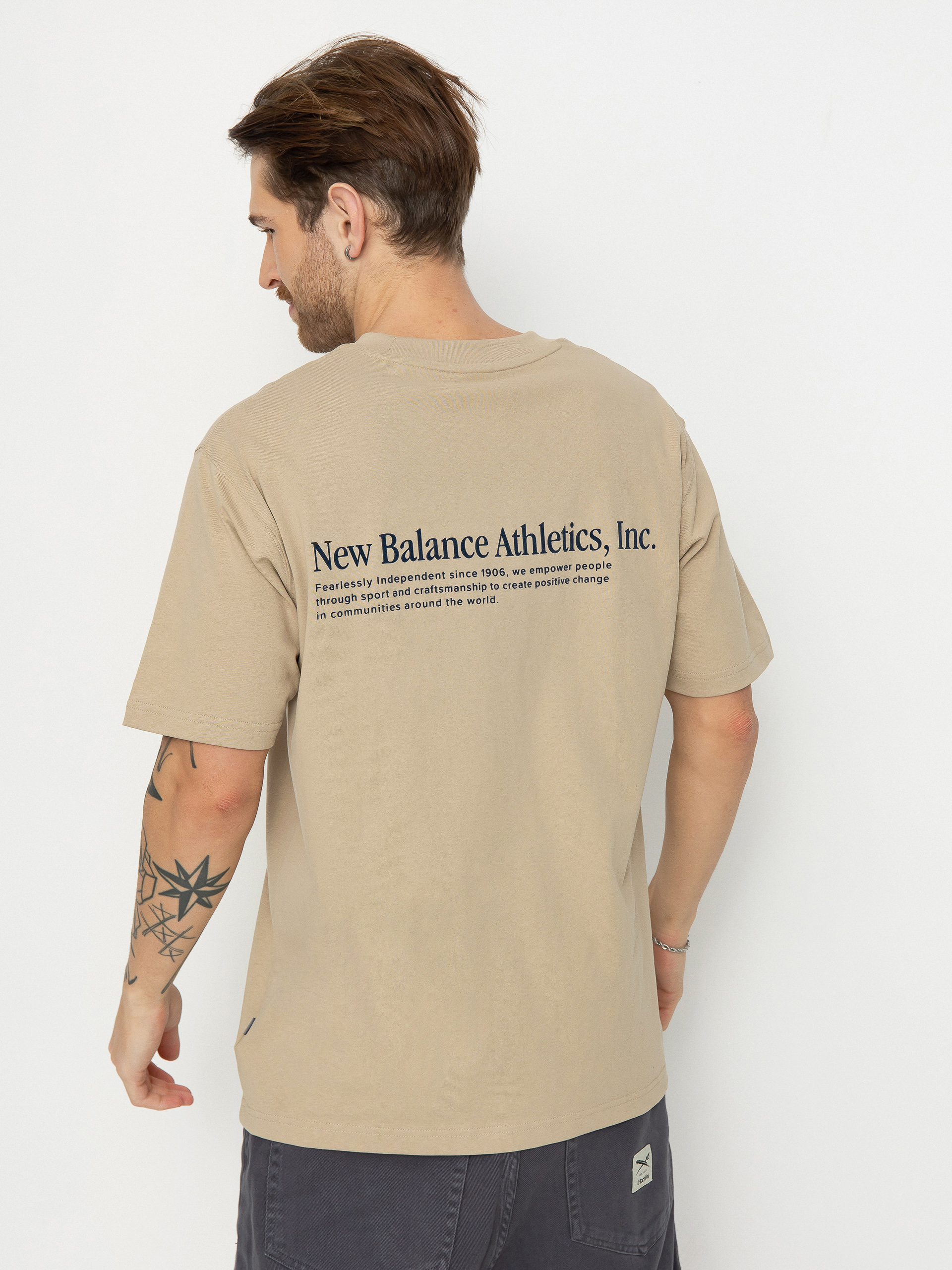 New Balance T-Shirt Athletics Flocked - brown (stonewar)