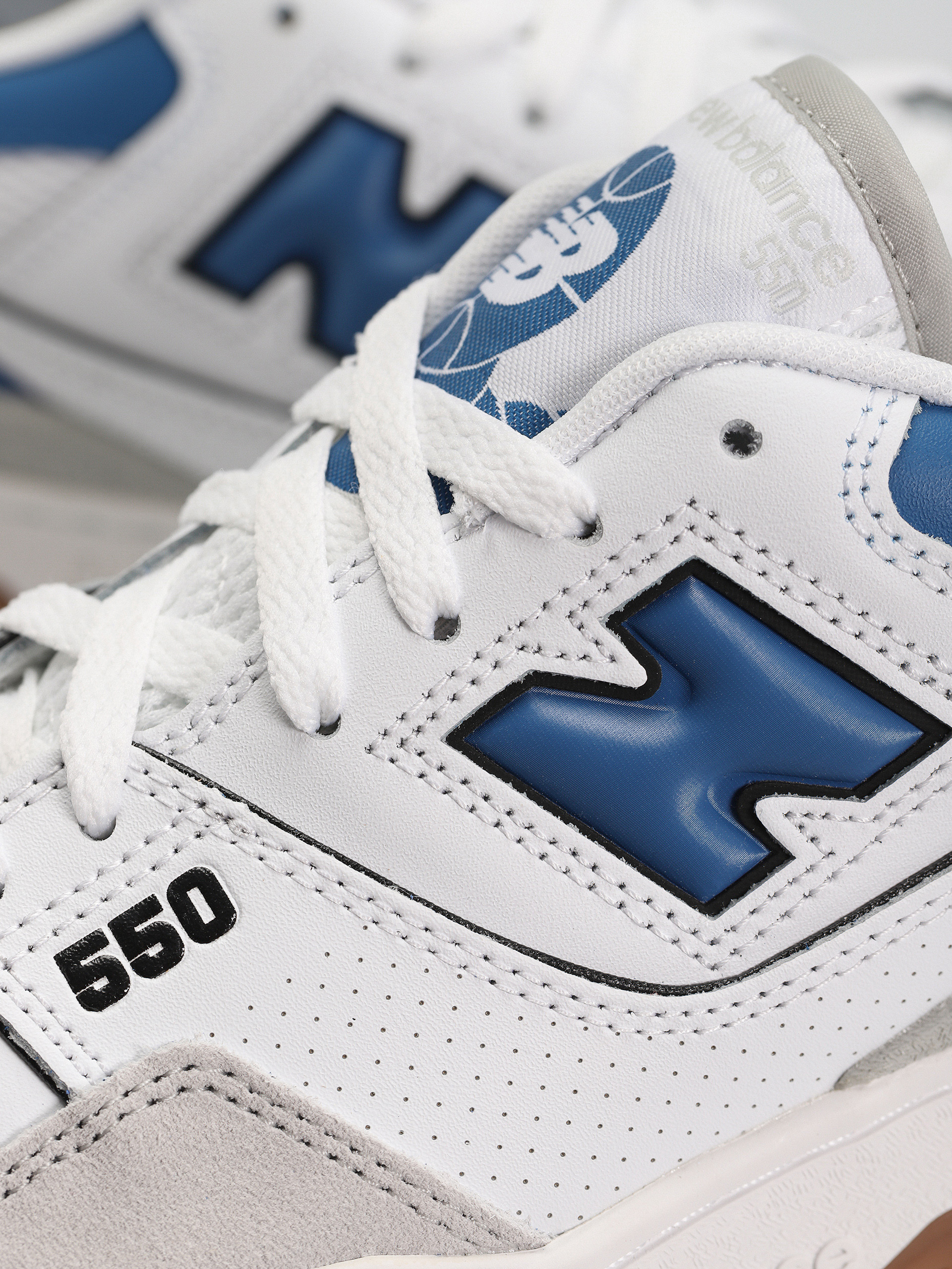New Balance 550 Shoes - white (white blue gum)