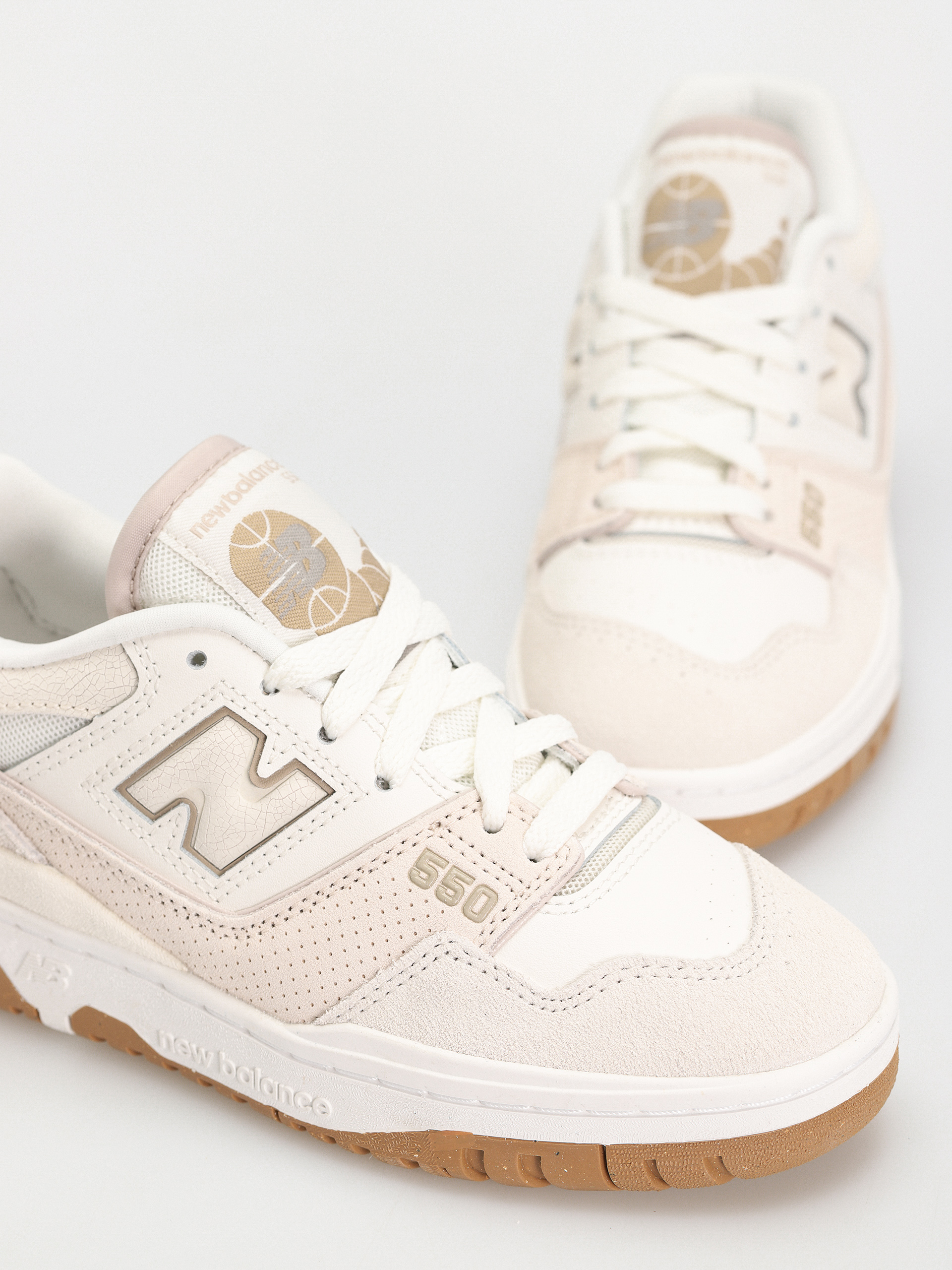 New Balance 550 Wmn Shoes (sea salt white gum)