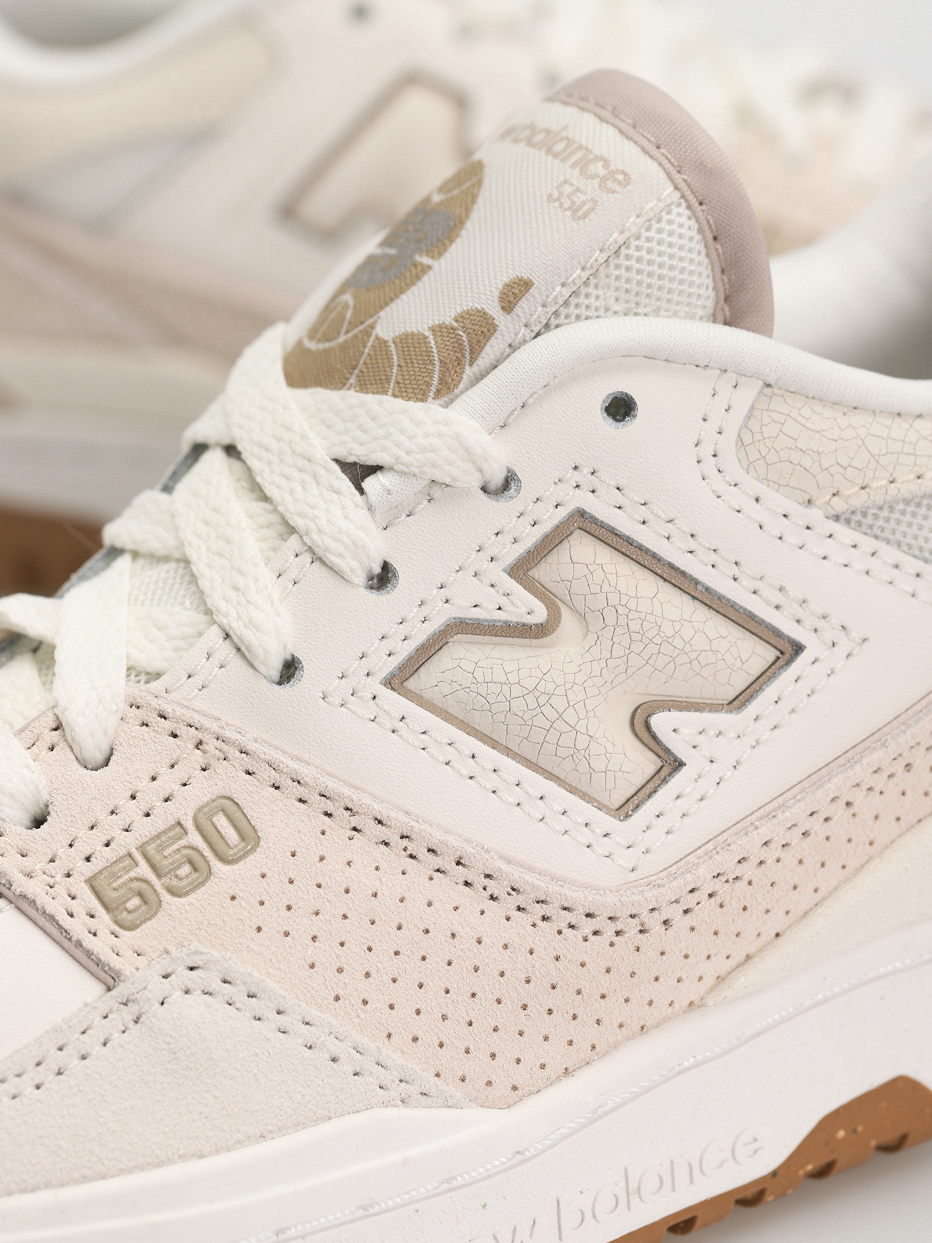 New Balance 550 Wmn Shoes (sea salt white gum)