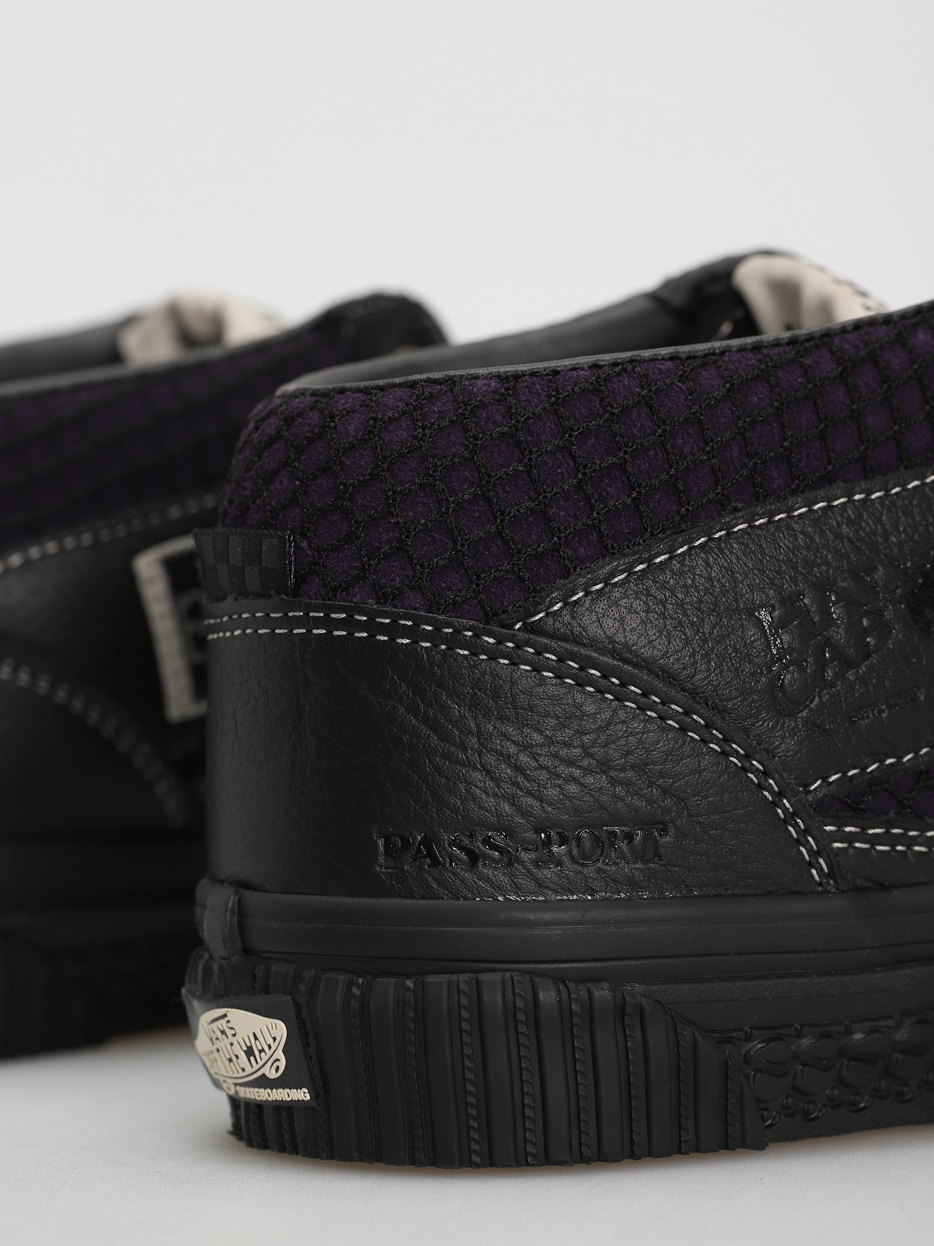 Vans X Pass Port Skate Half Cab Schuhe (pass-port black/purple)