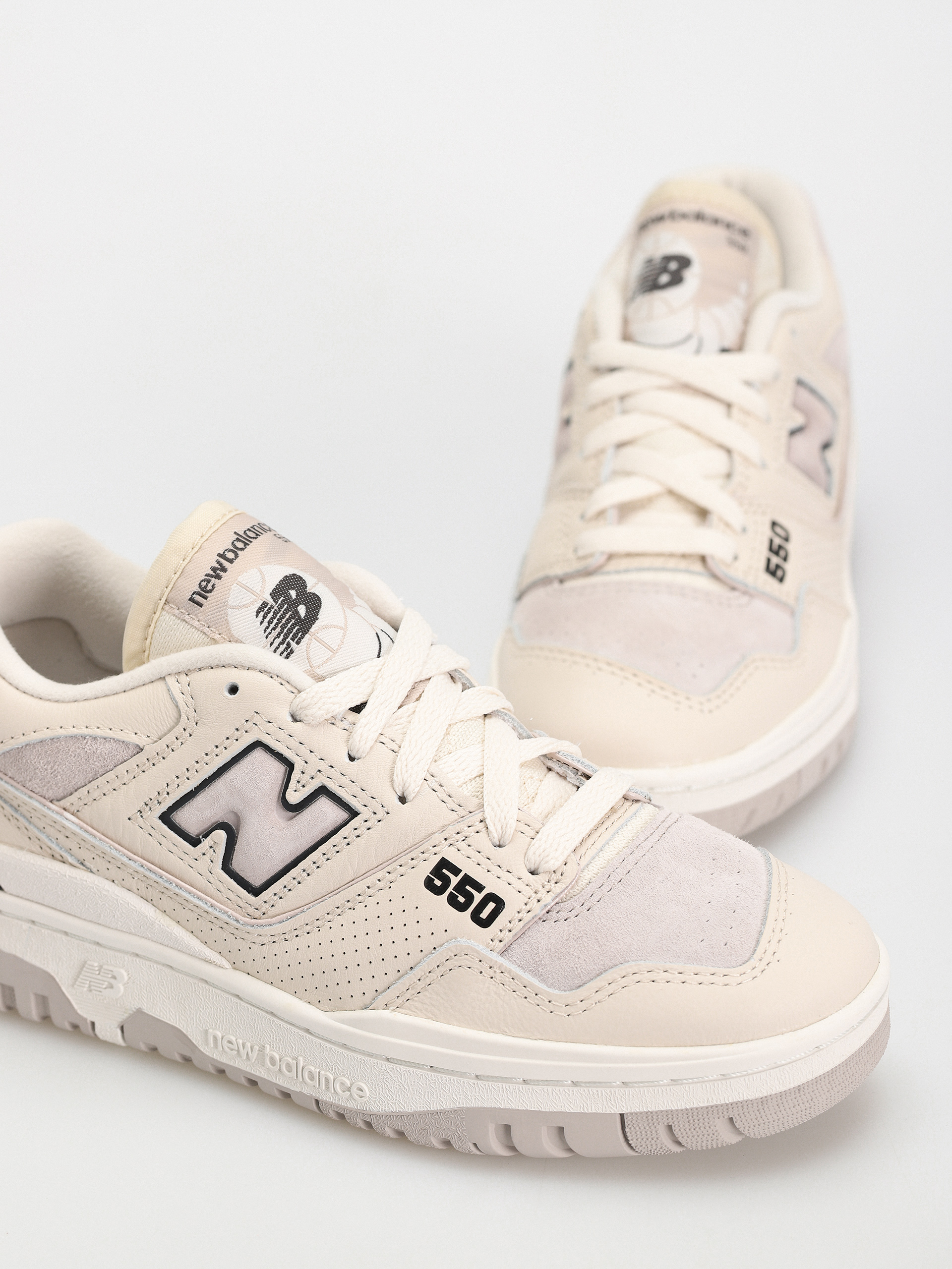 New Balance 550 Wmn Shoes (linen)