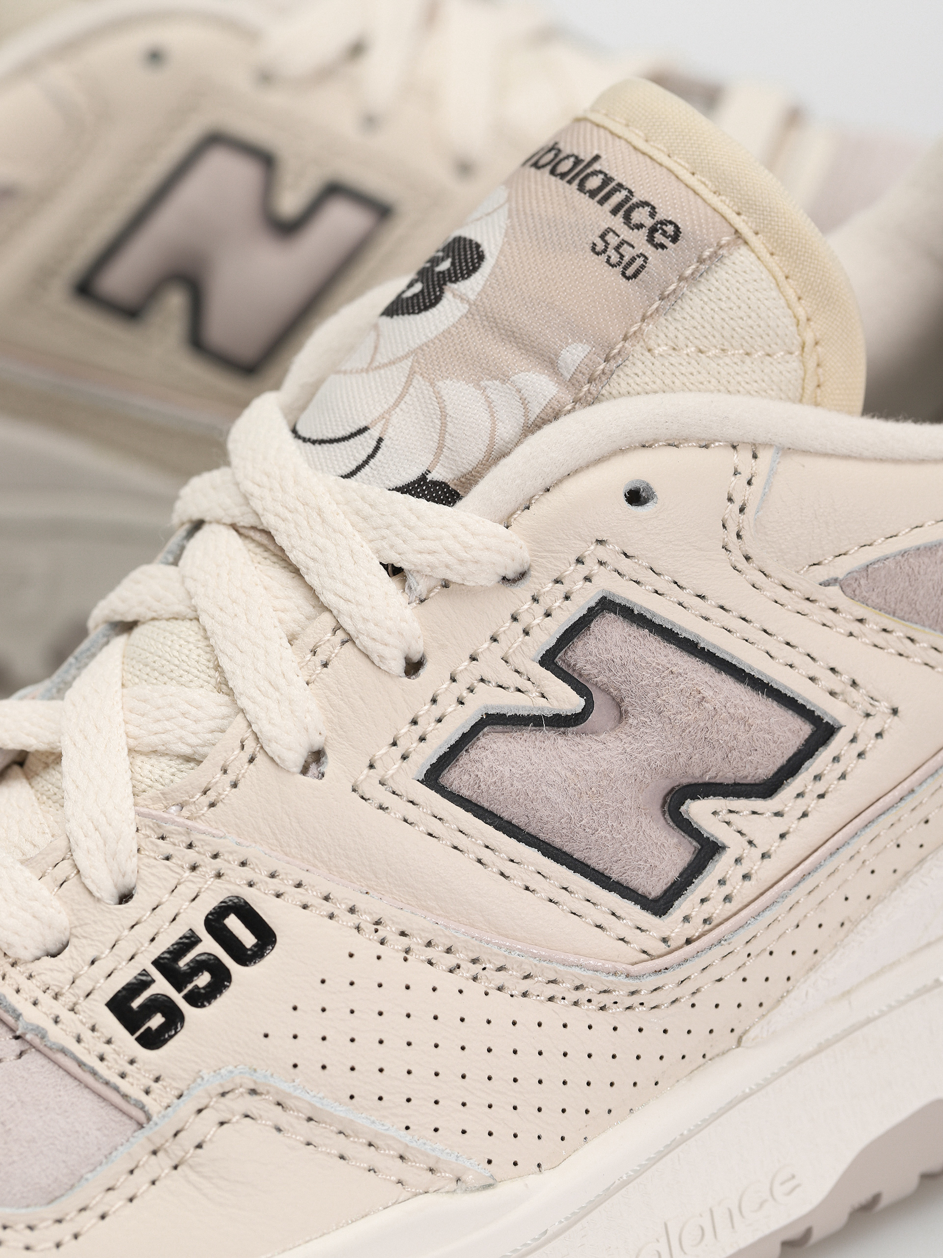 New Balance 550 Wmn Shoes (linen)