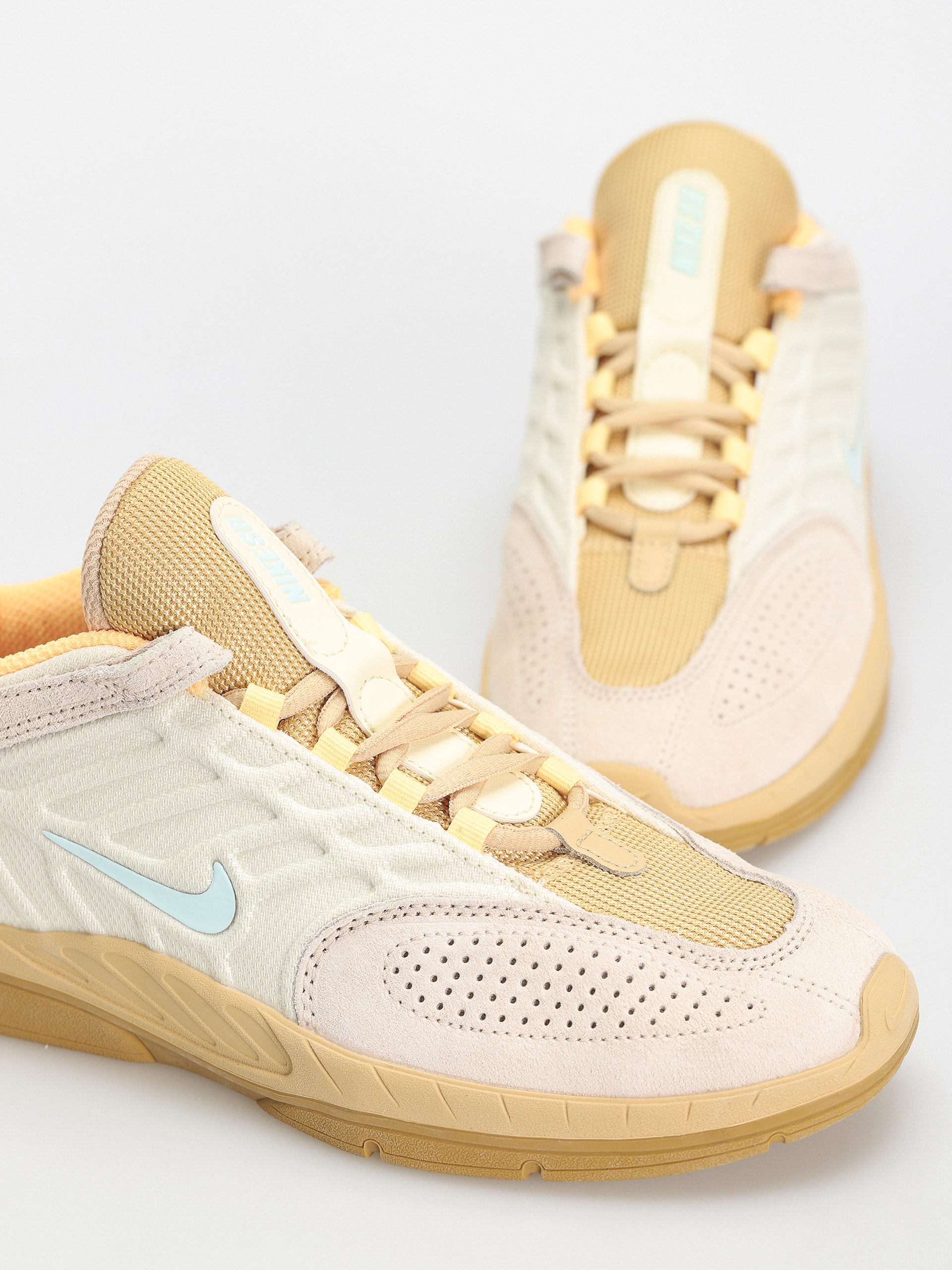 Nike SB Vertebrae Te Shoes (coconut milk/jade ice sesame flt gold)