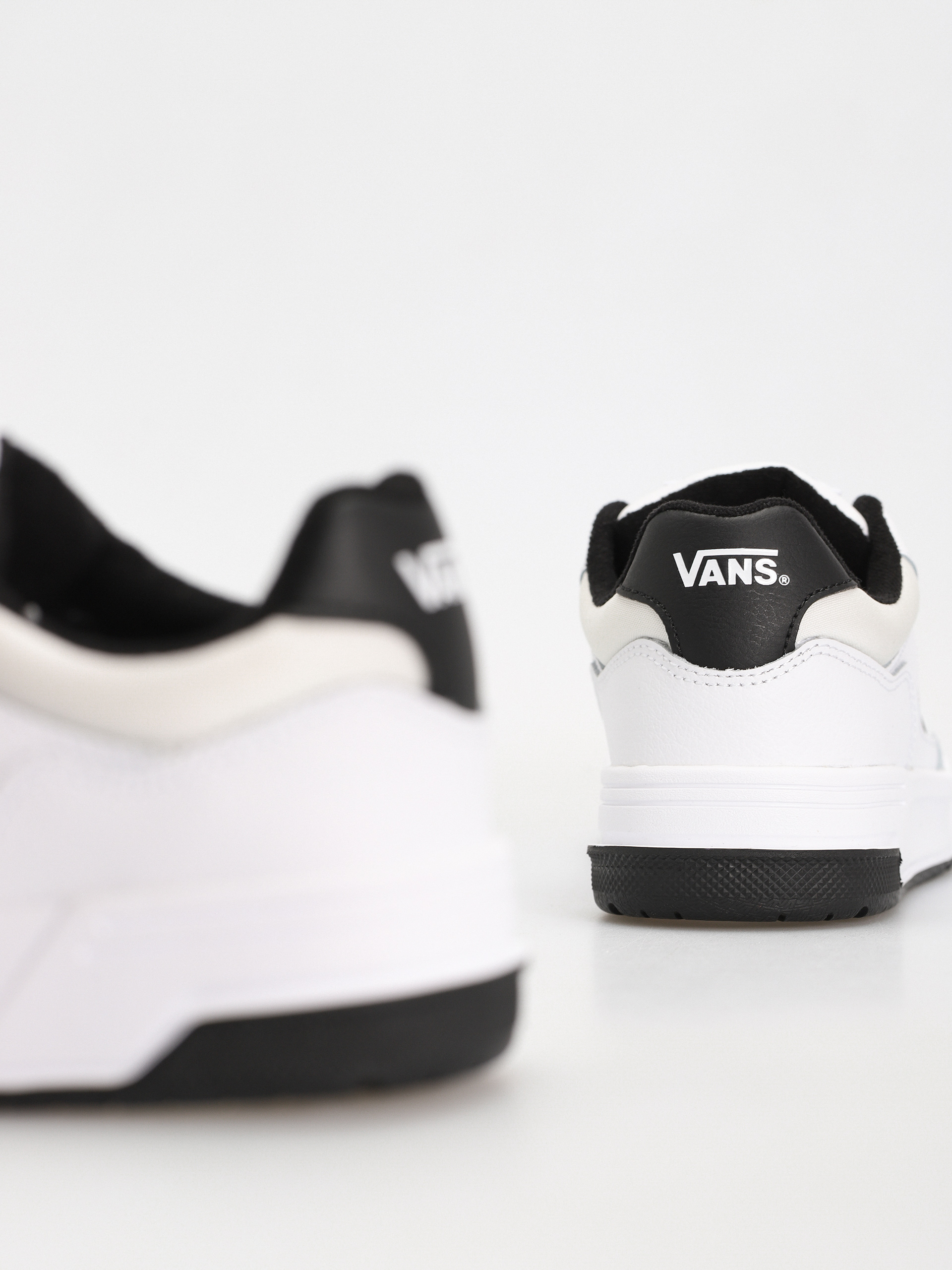 Vans Upland Shoes (white/black)