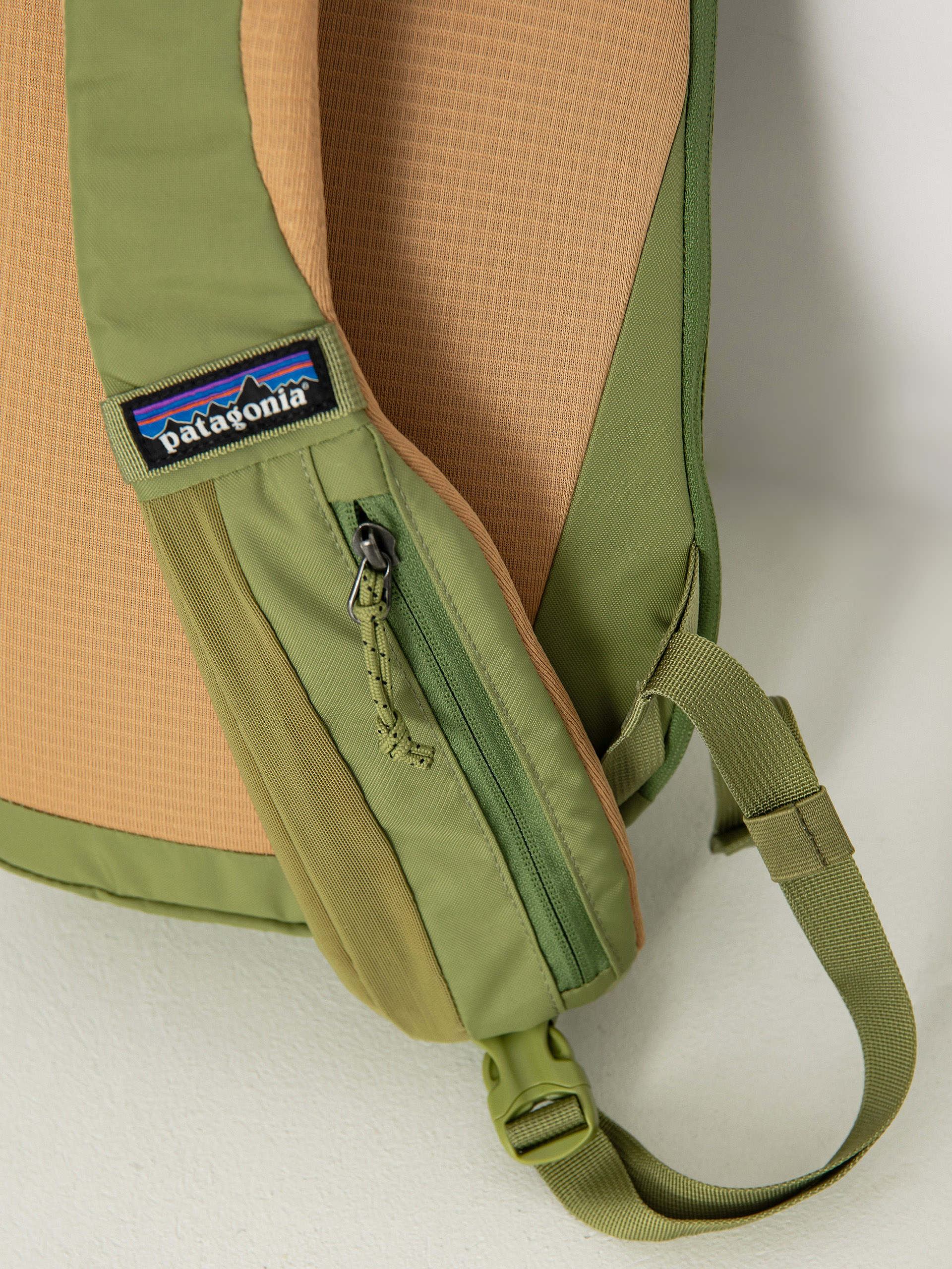 Patagonia Backpack Atom Sling 8L - green (buckhorn green)