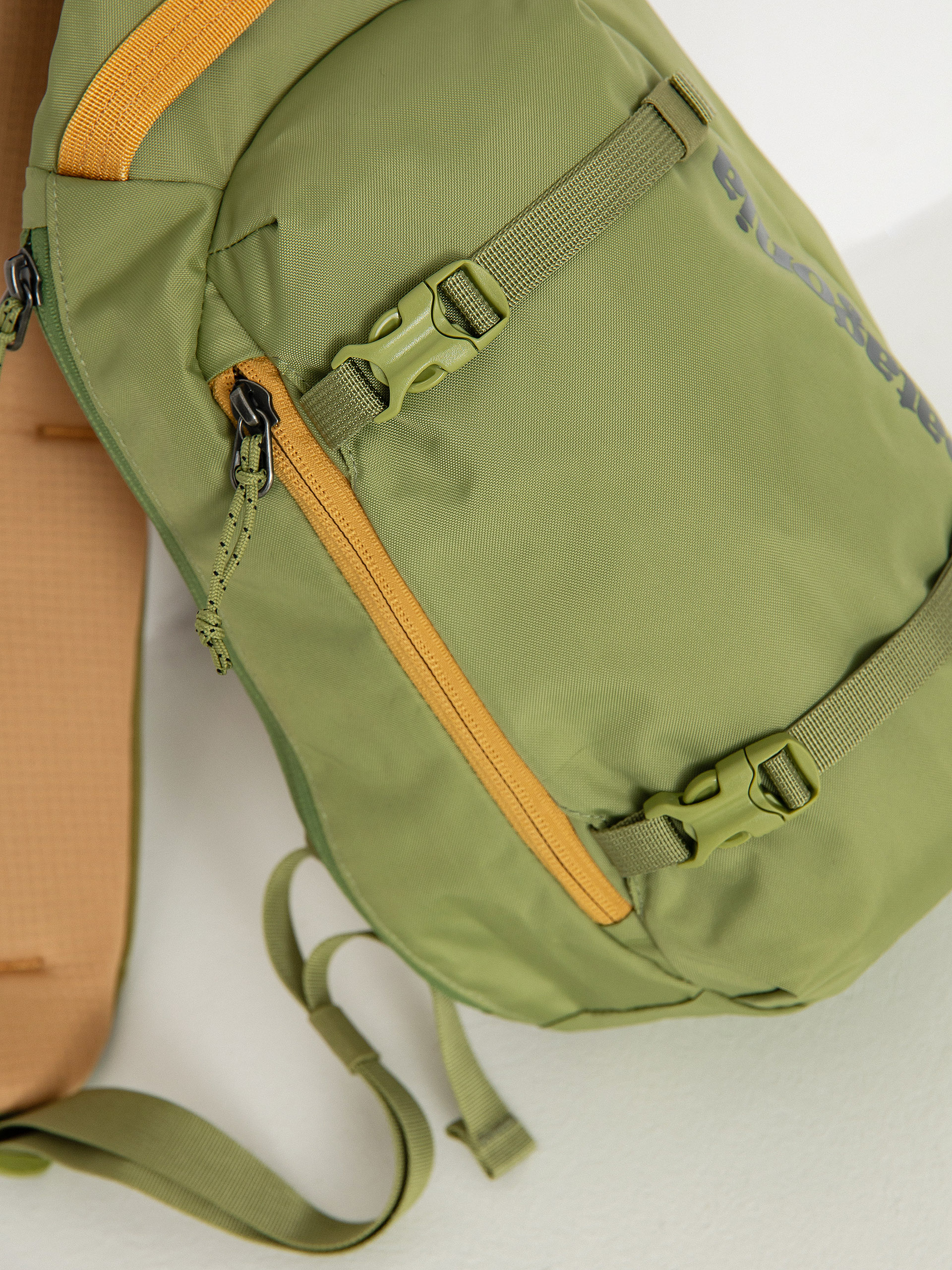 Patagonia Backpack Atom Sling 8L - green (buckhorn green)