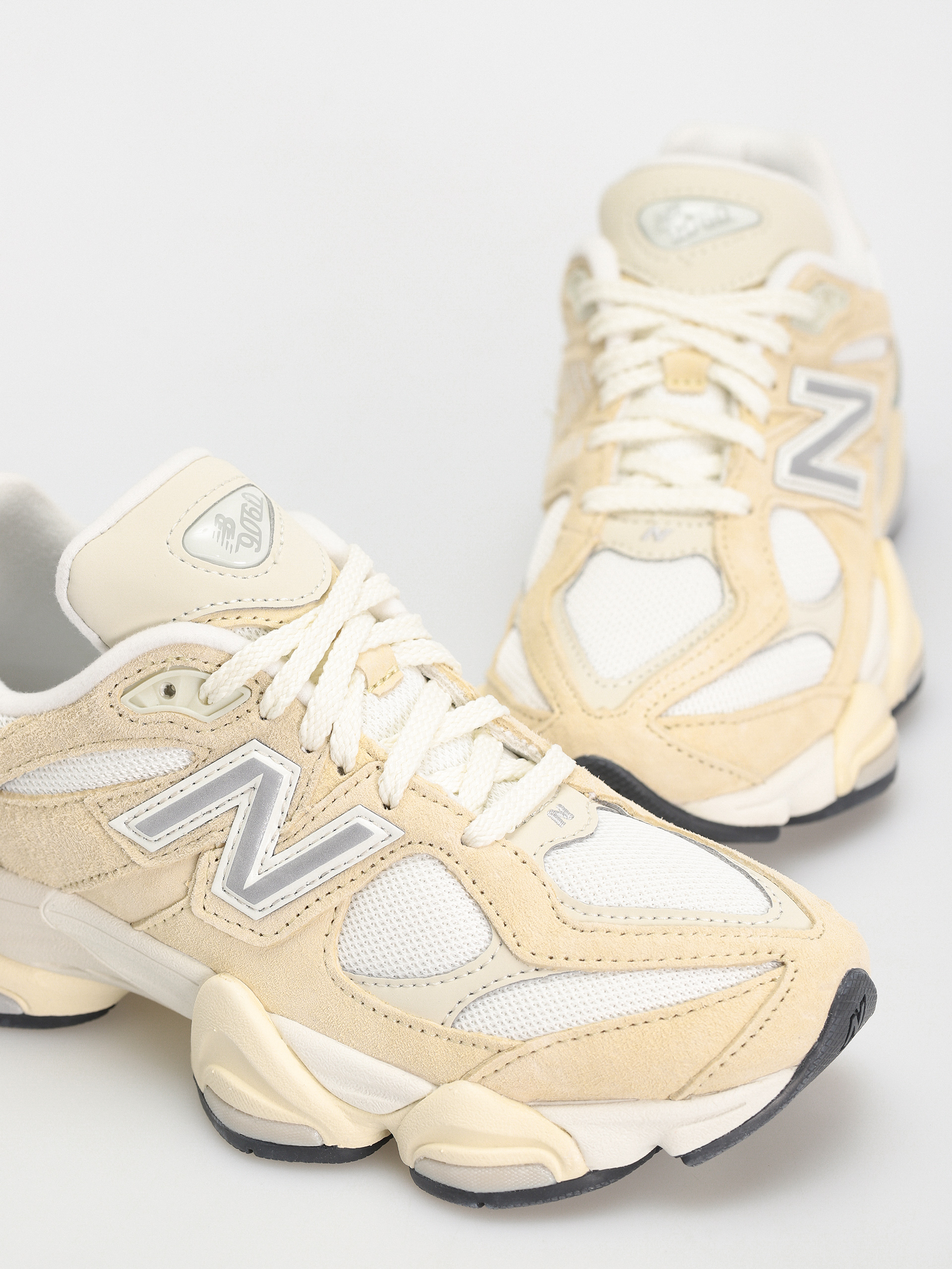 New Balance 9060 Shoes (calcium)