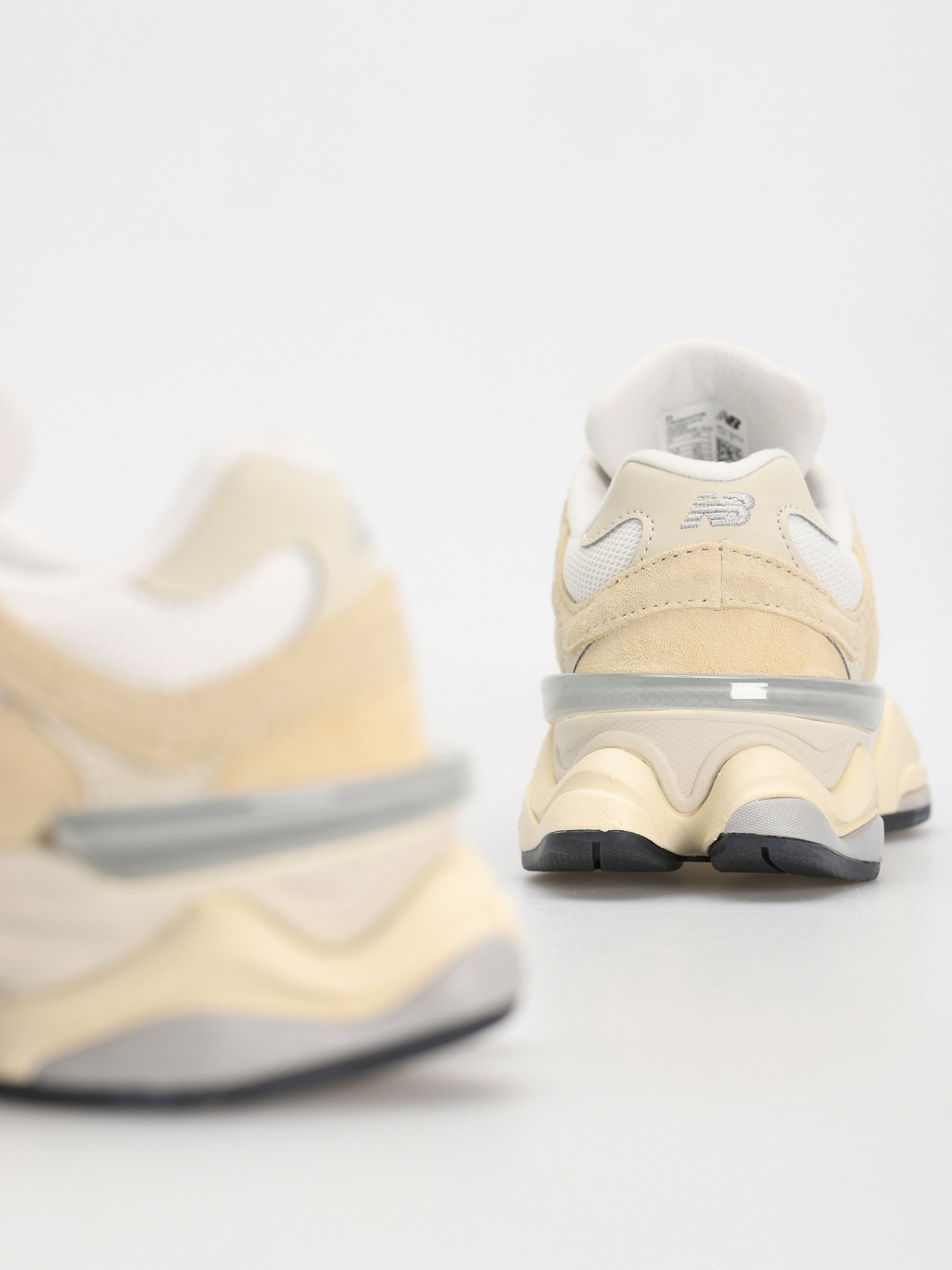New Balance 9060 Shoes (calcium)