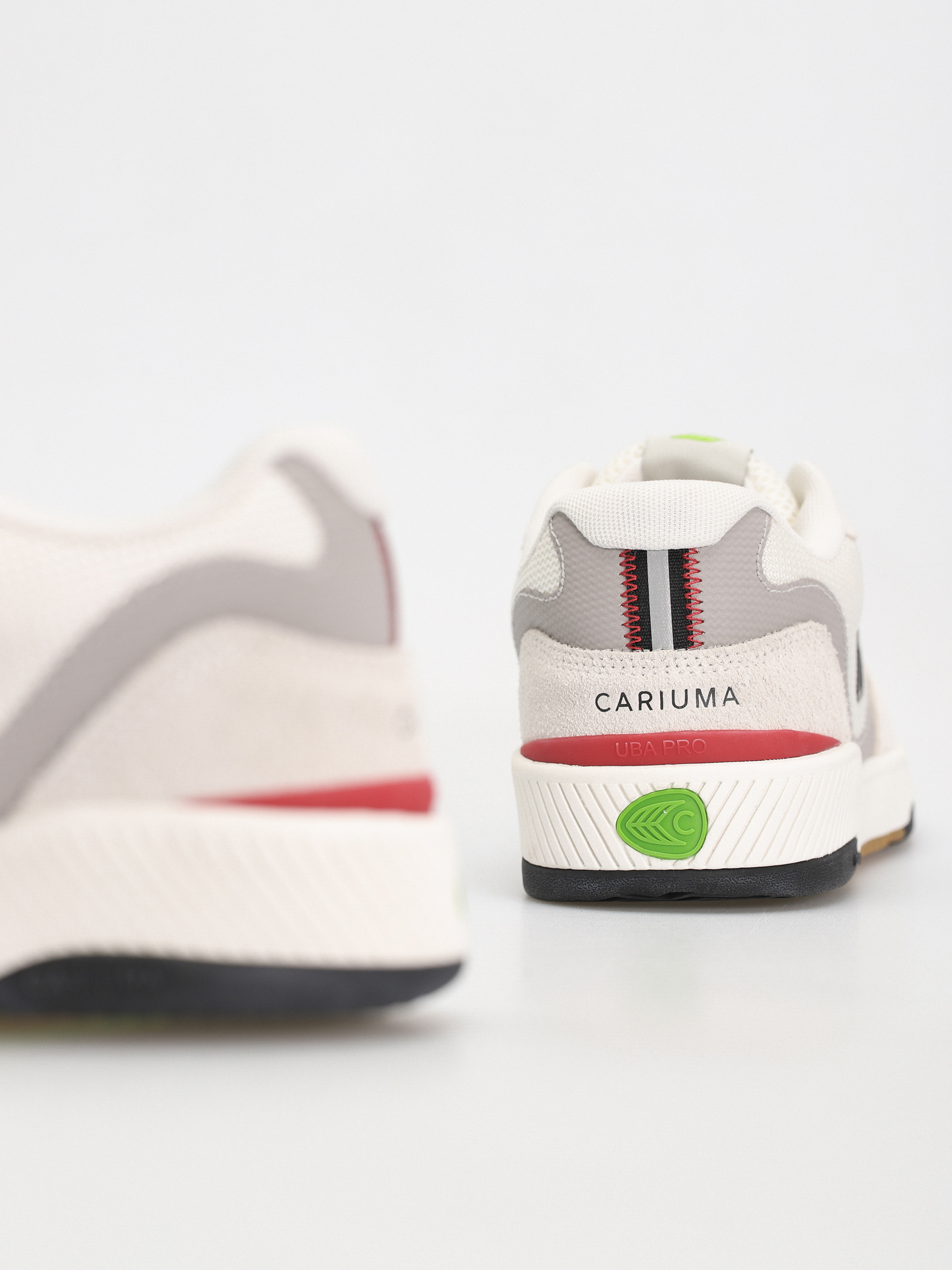 Cariuma UBA PRO Schuhe (smoke white/red & black)