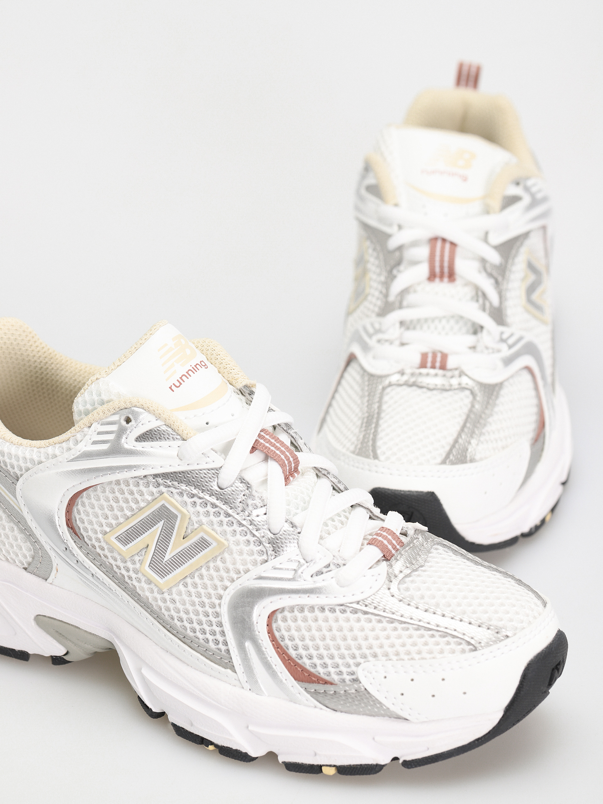New Balance 530 Shoes (white silver beige)