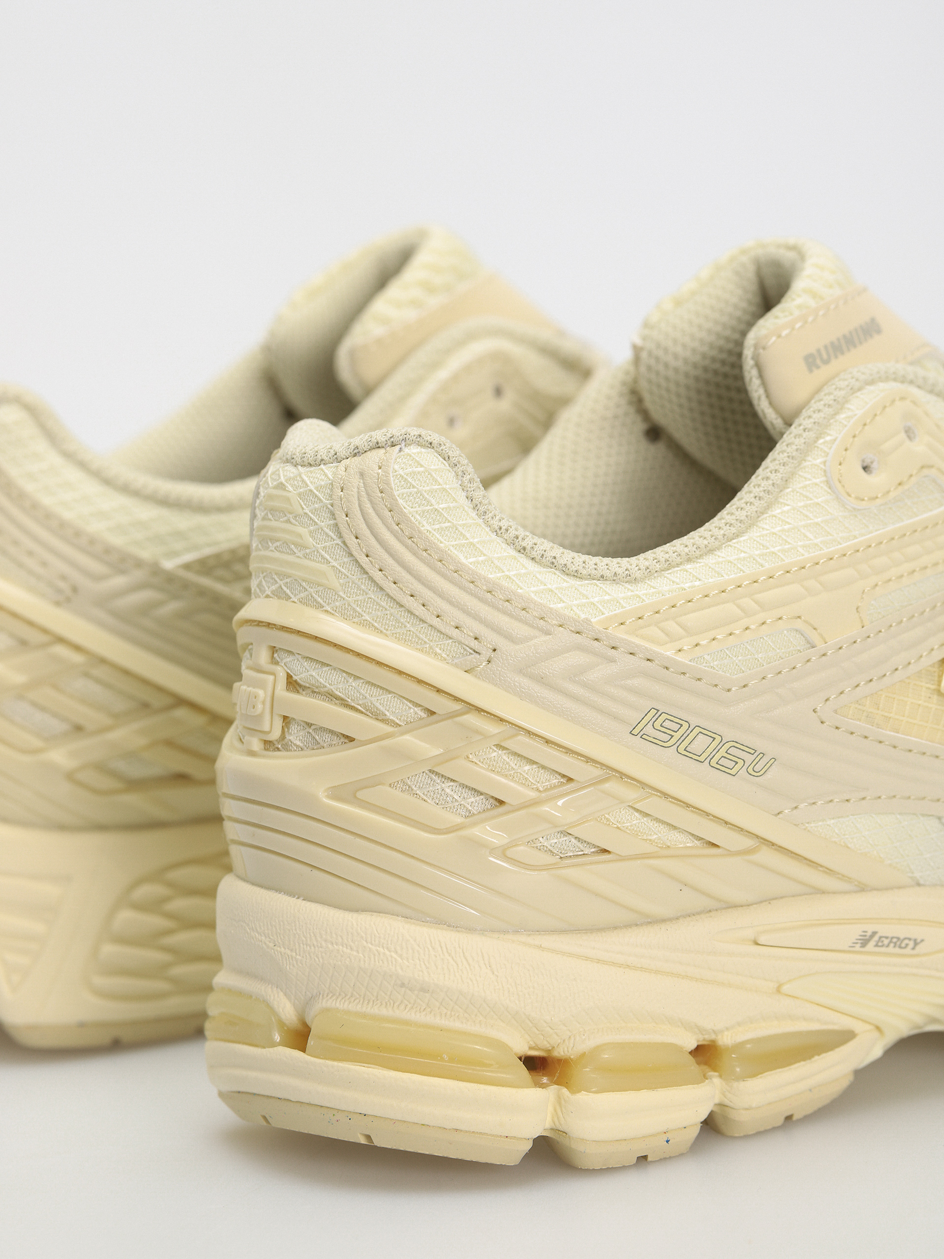 New Balance 1906 Shoes (beige)