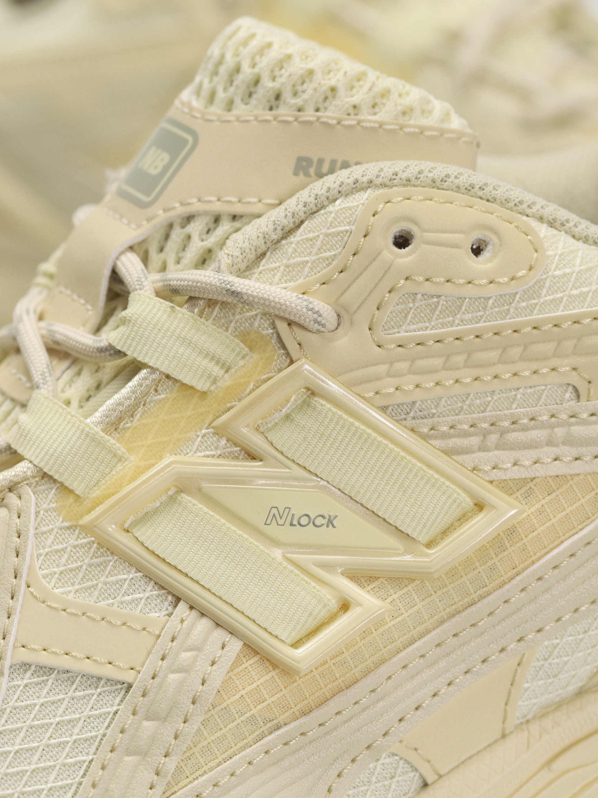 New Balance 1906 Shoes (beige)