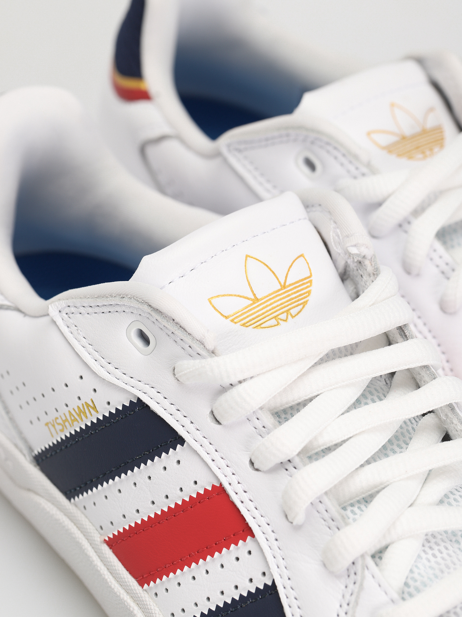 adidas Tyshawn LOW Shoes (ftwwht/betsca/goldmt)