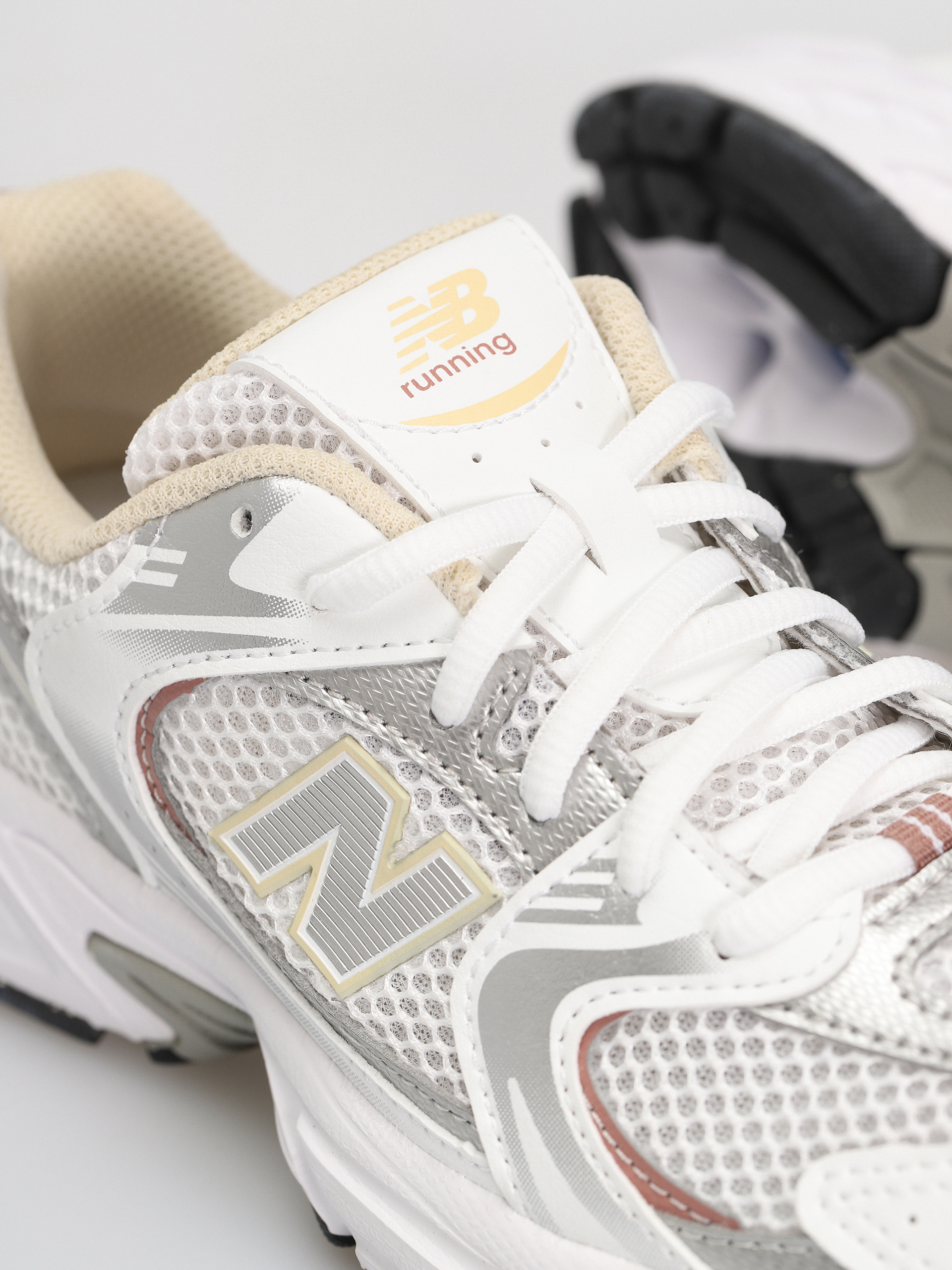New Balance Shoes 530 JR (white silver beige)