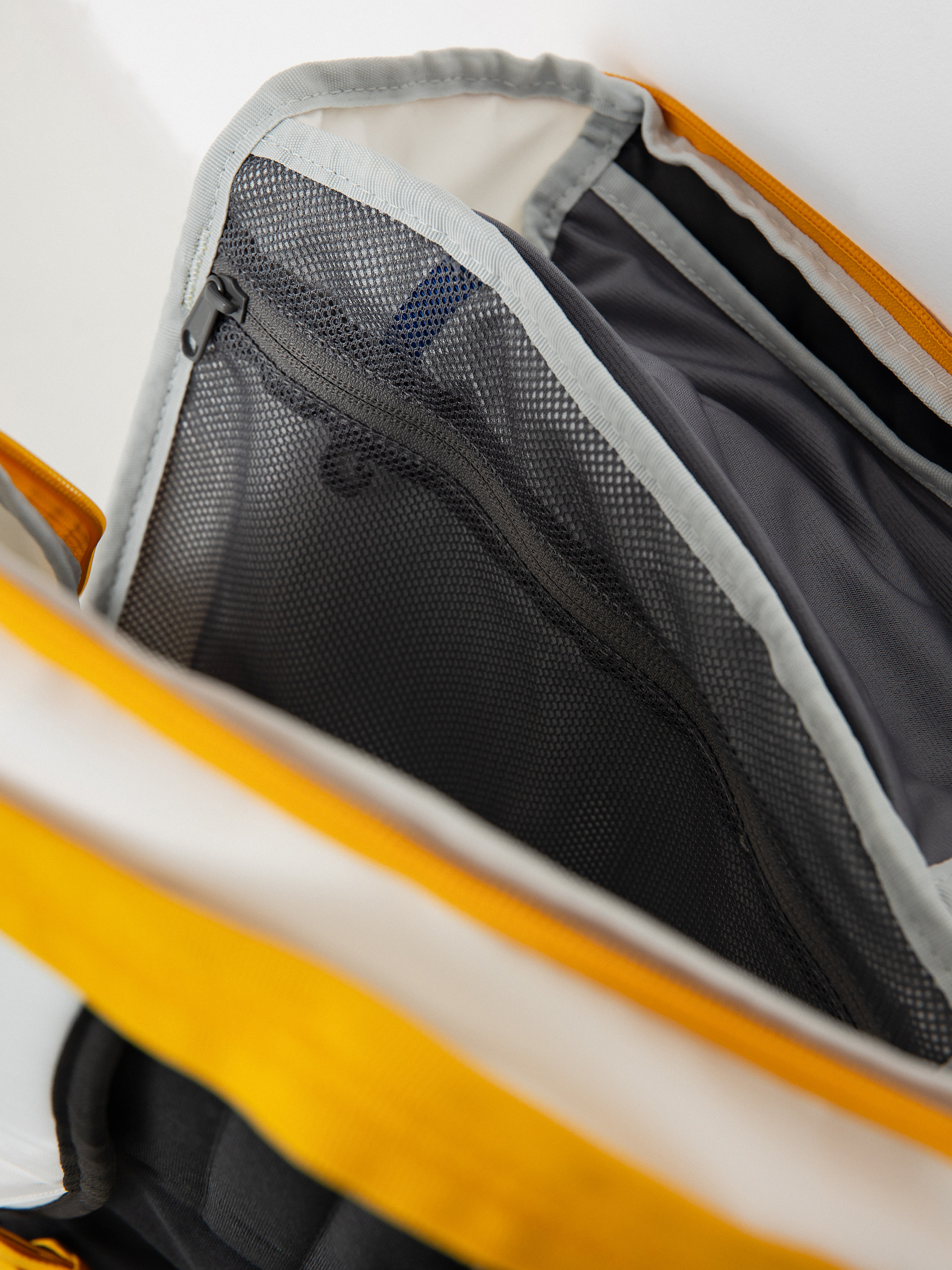 Burton Backpack Kilo 2.0 27L (stout white/goldenrod/true black)