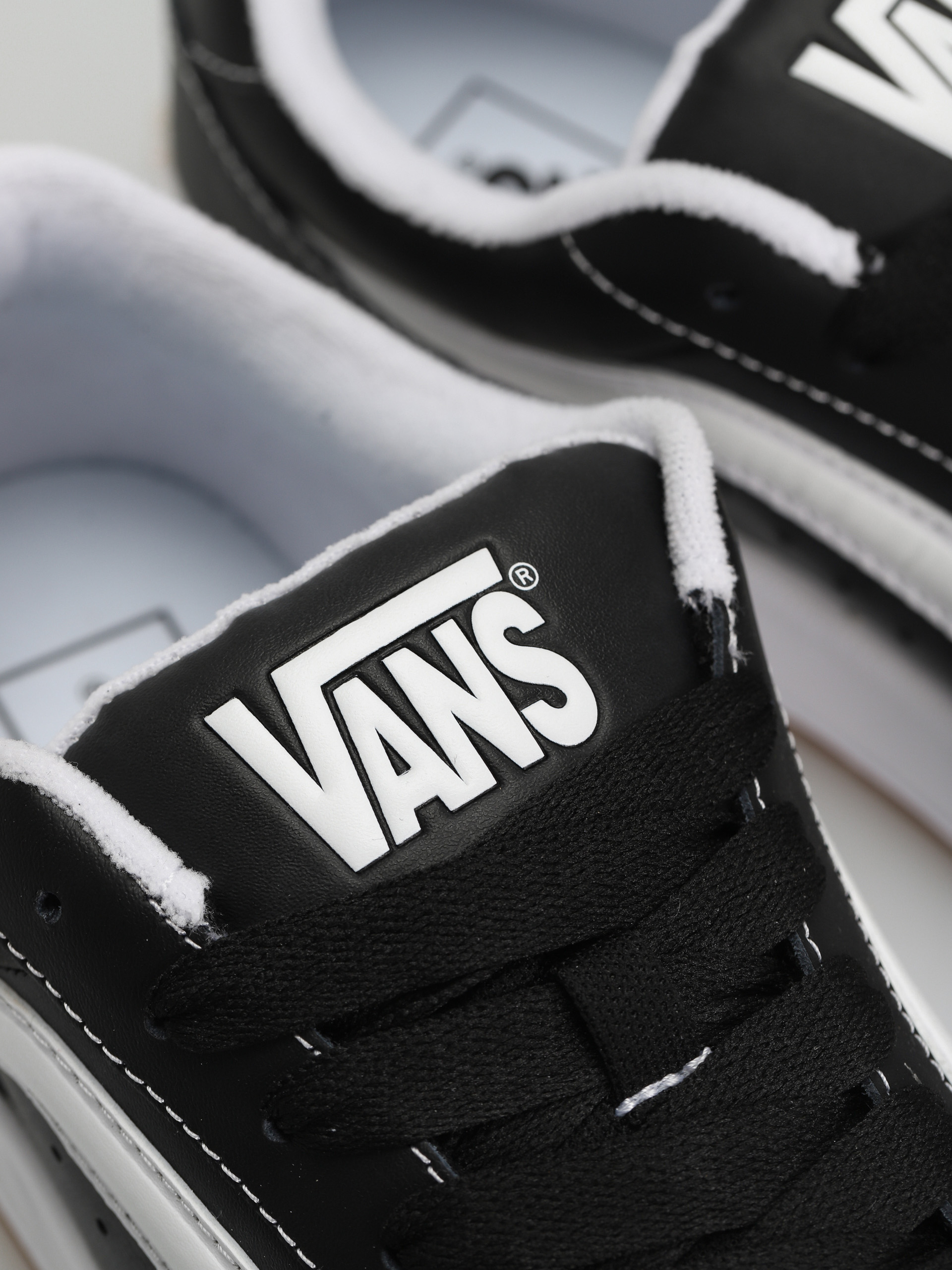 Vans Hylane Schuhe (black/white/gum)
