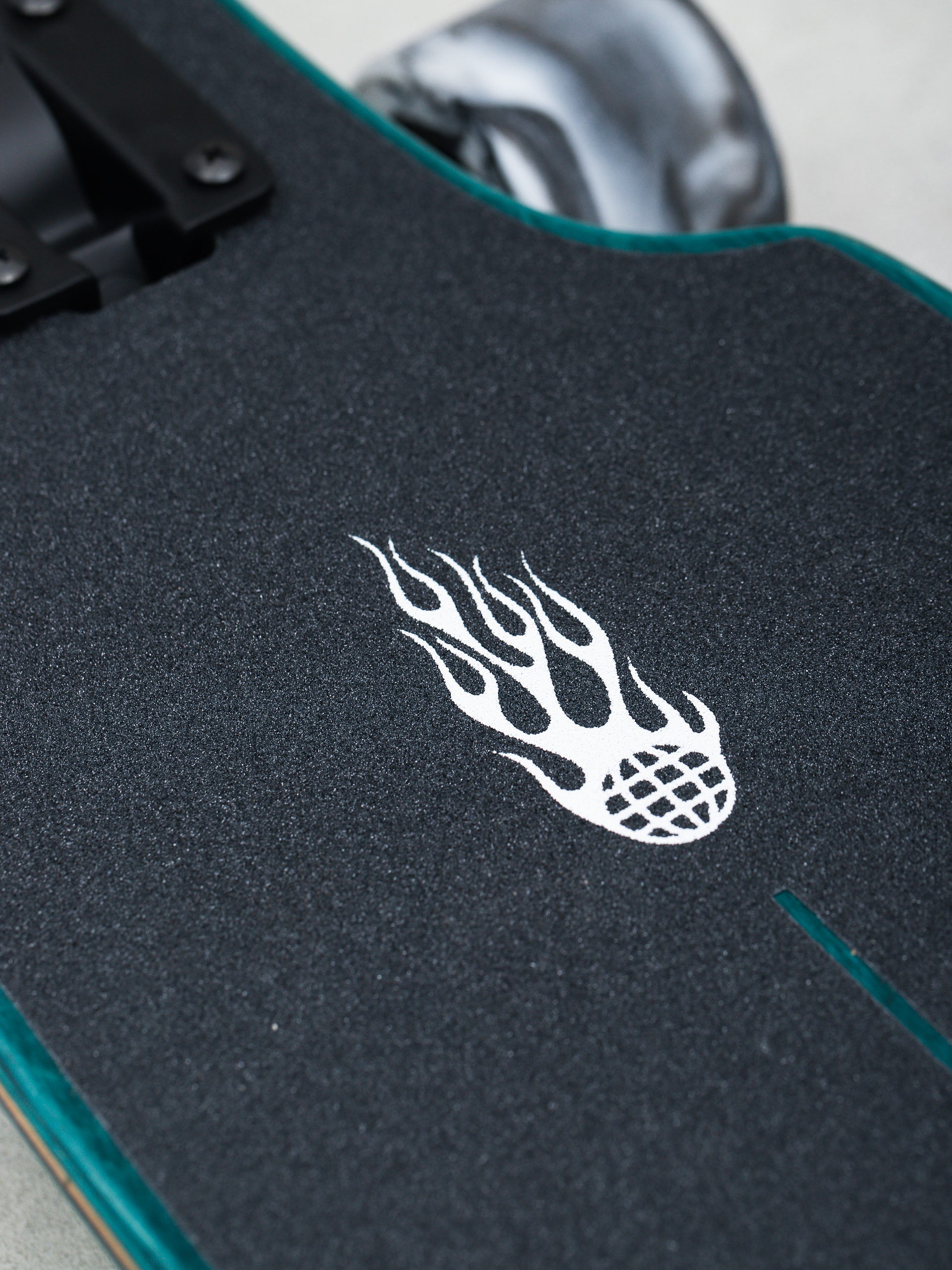 Globe Prowler Mid Longboard (green flames)