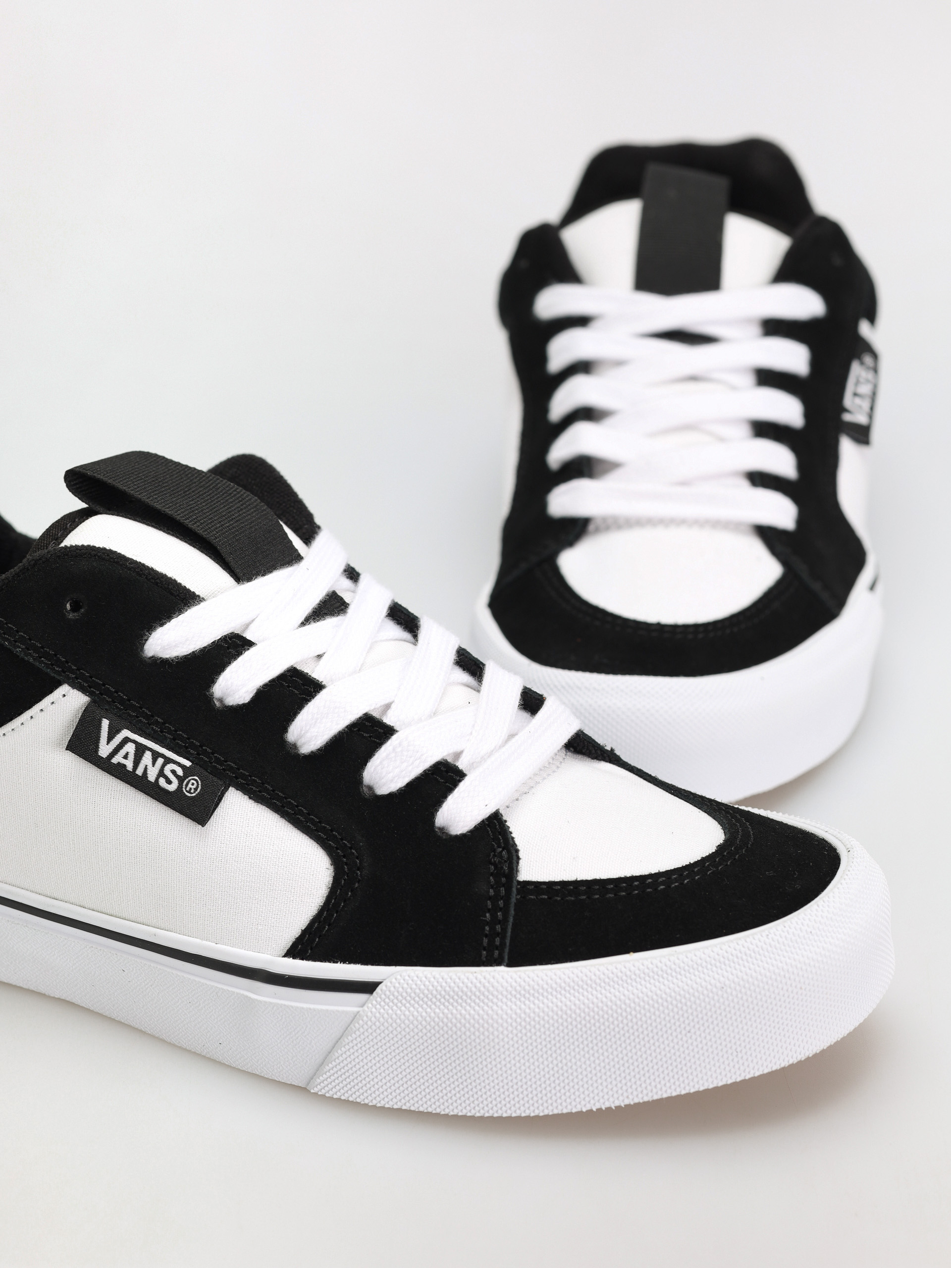 Vans Chukka Push Shoes (2-tone black/white)