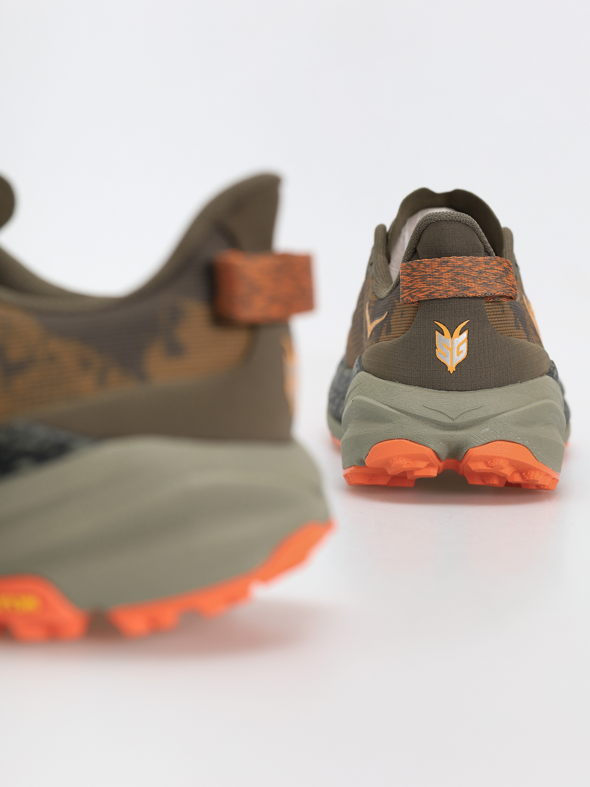 Hoka Shoes Speedgoat 6 (antique olive/squash)