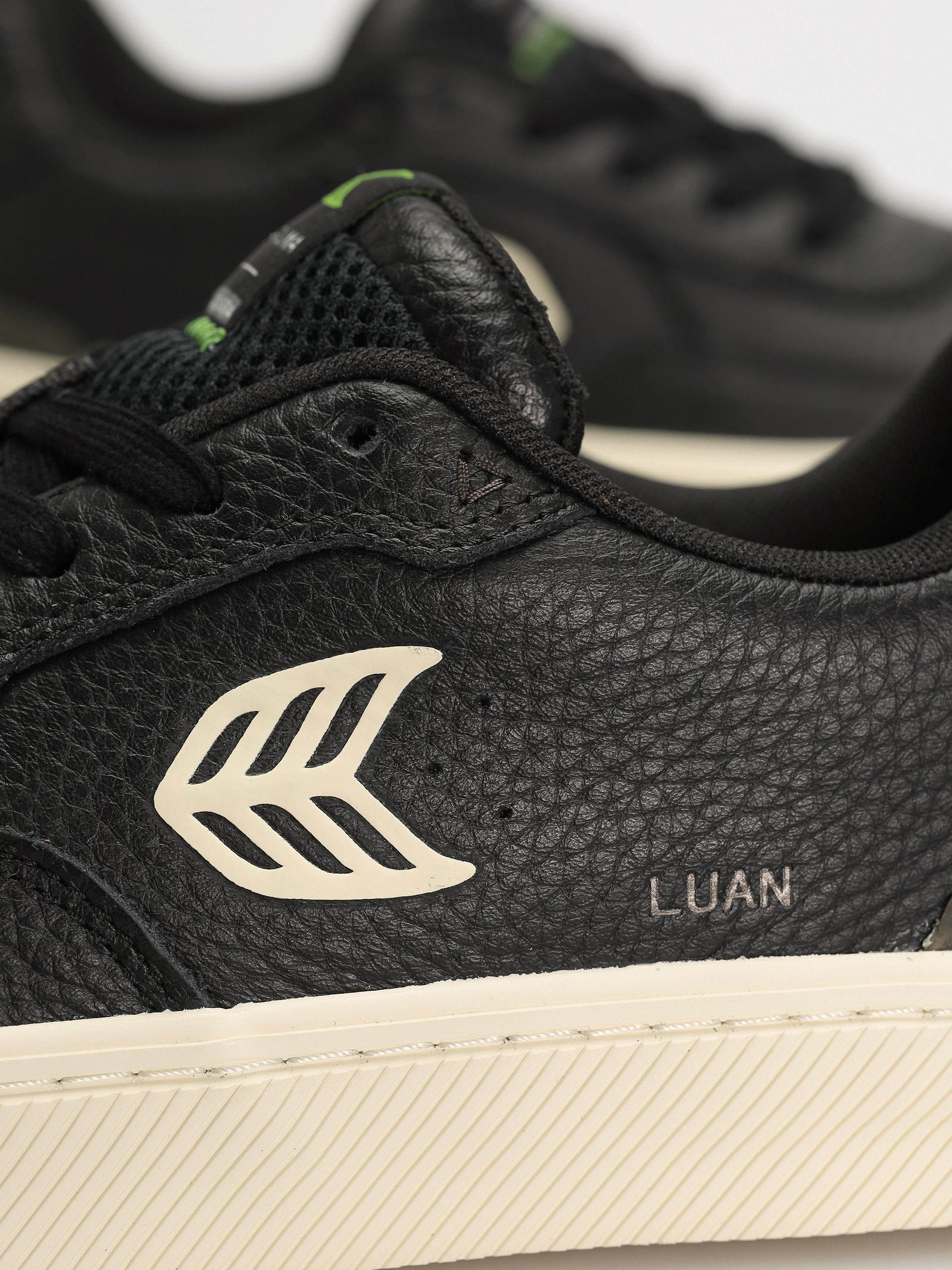Cariuma Luan Pro Shoes (black/ivory)
