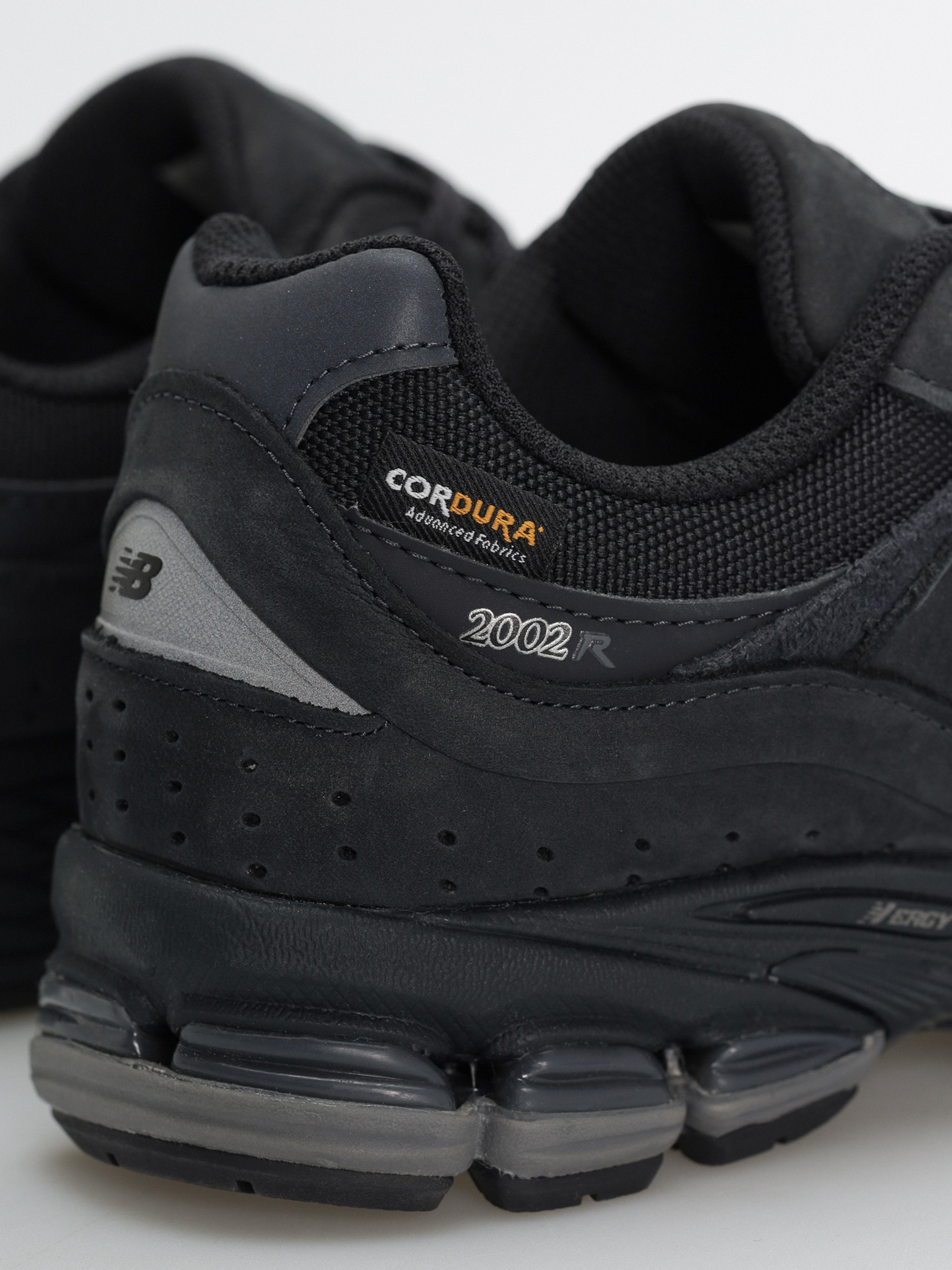 New Balance 2002 Shoes (black)