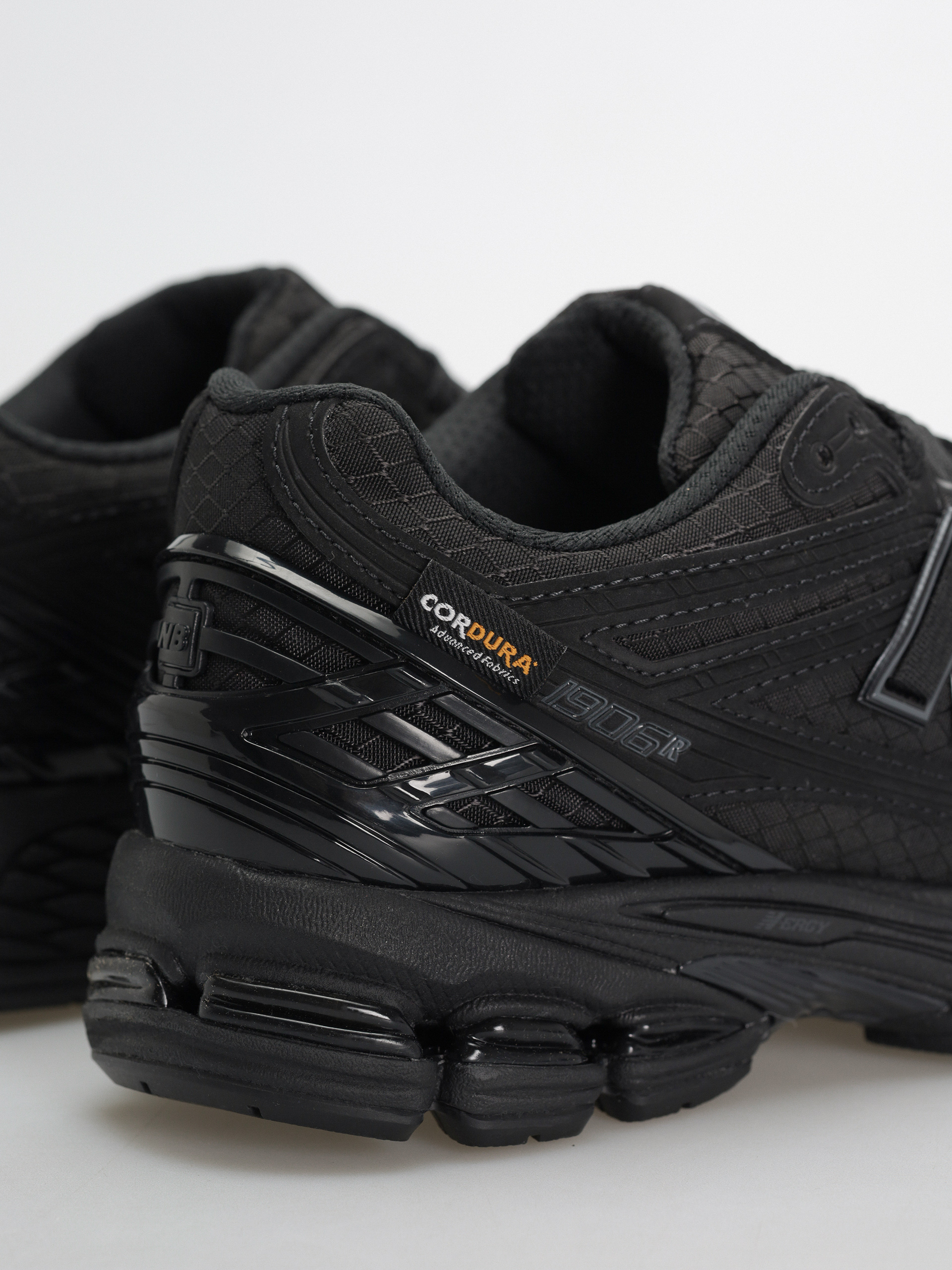 New Balance 1906 Shoes (black)