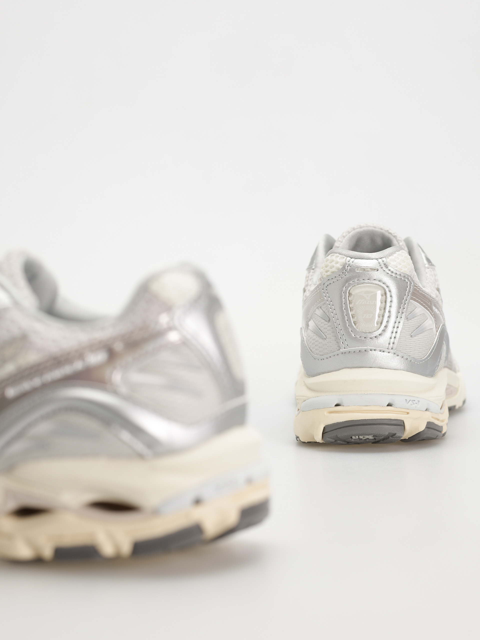 Mizuno Wave Rider 10 Shoes (white/white sand/nimbus cloud)