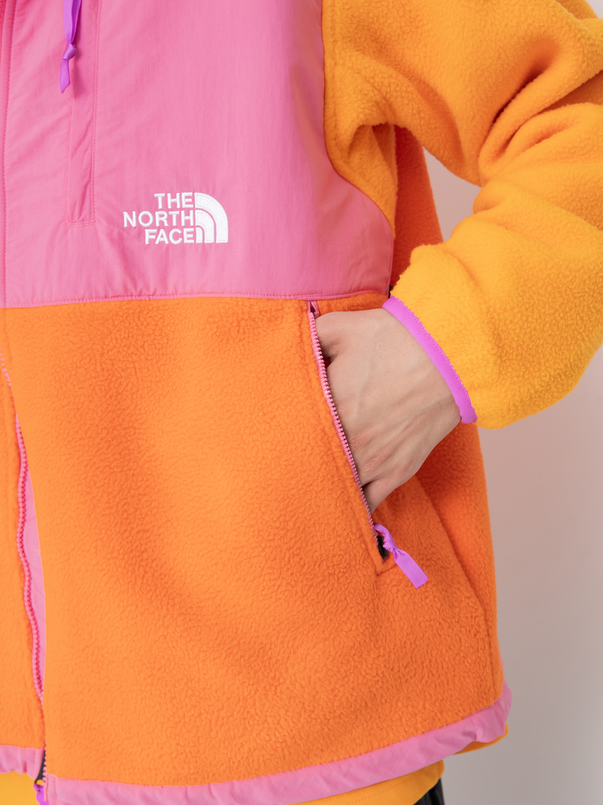 The North Face X Yinka Ilori Retro Denali Jacke (red orange/apricot glaz)