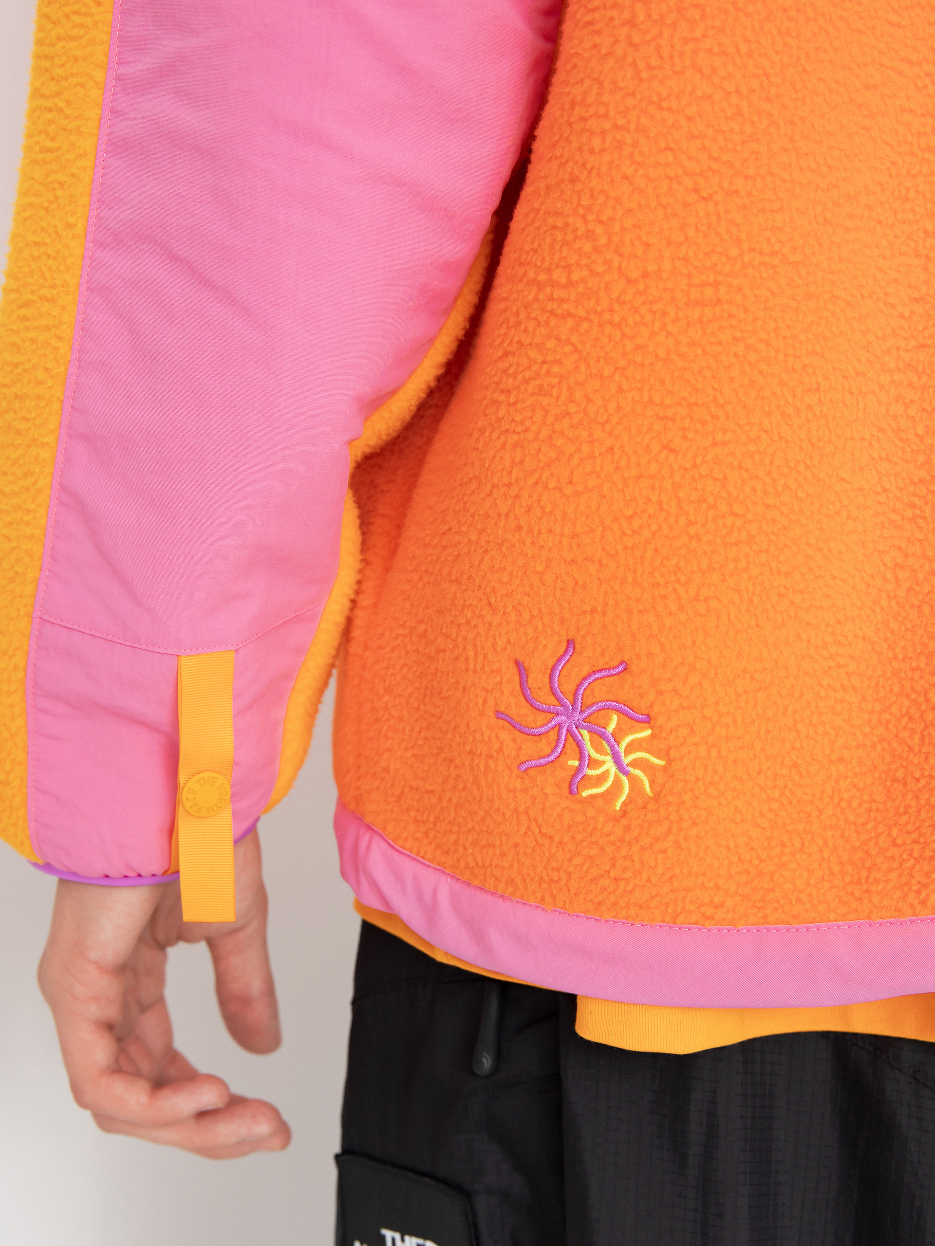 The North Face X Yinka Ilori Retro Denali Jacke (red orange/apricot glaz)