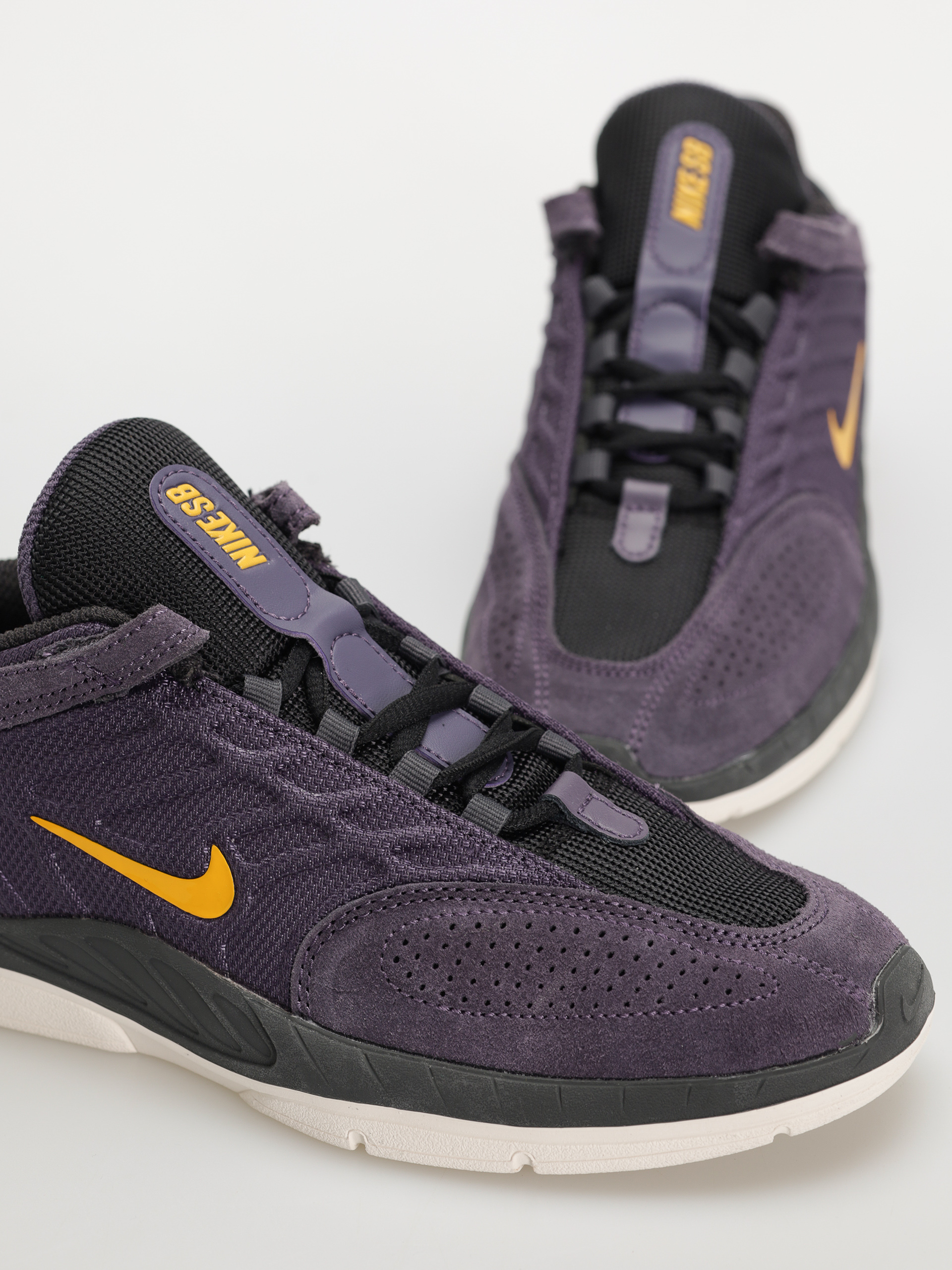Nike SB Vertebrae Shoes (dark raisin/university gold black)