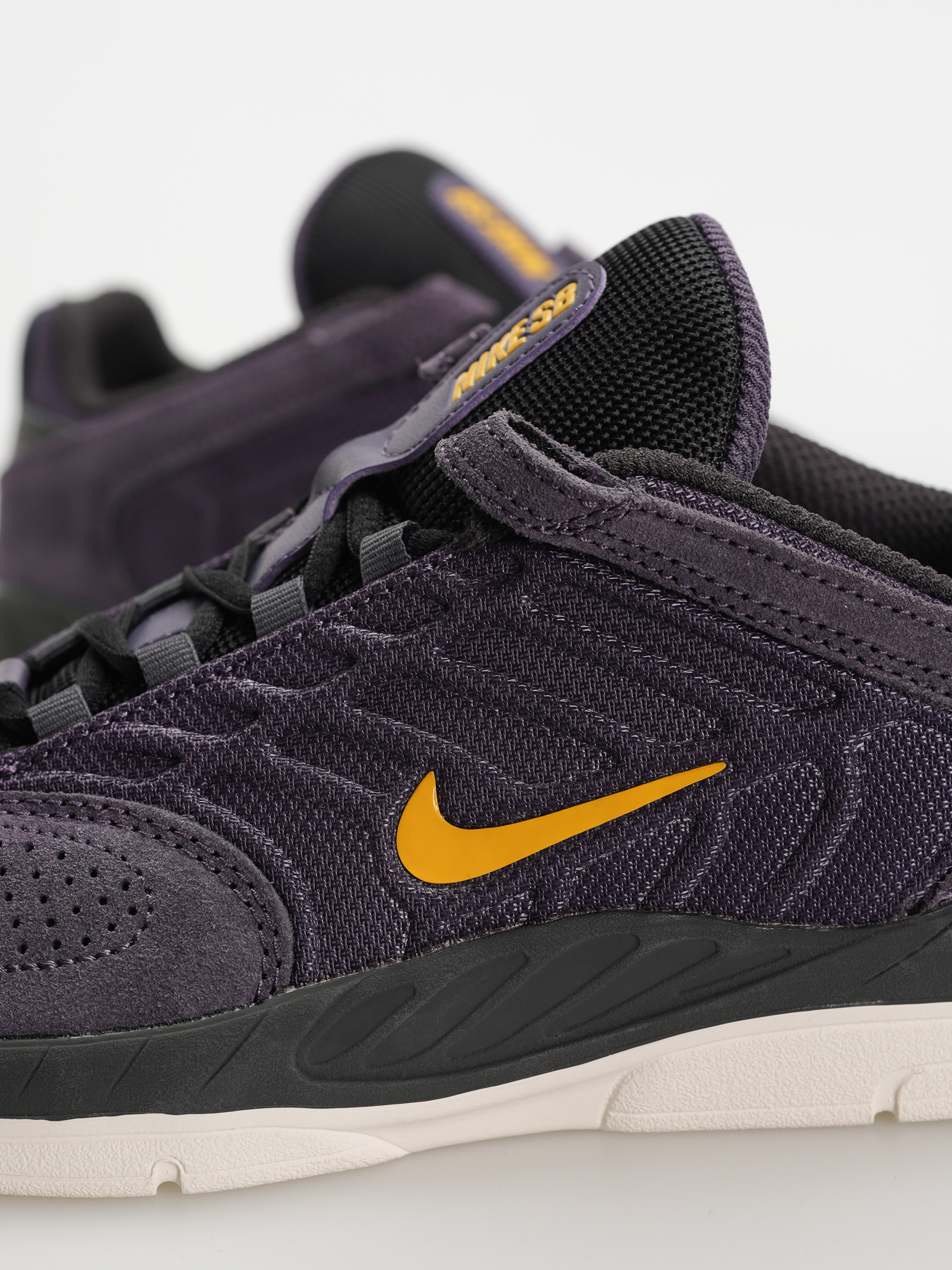 Nike SB Vertebrae Shoes (dark raisin/university gold black)