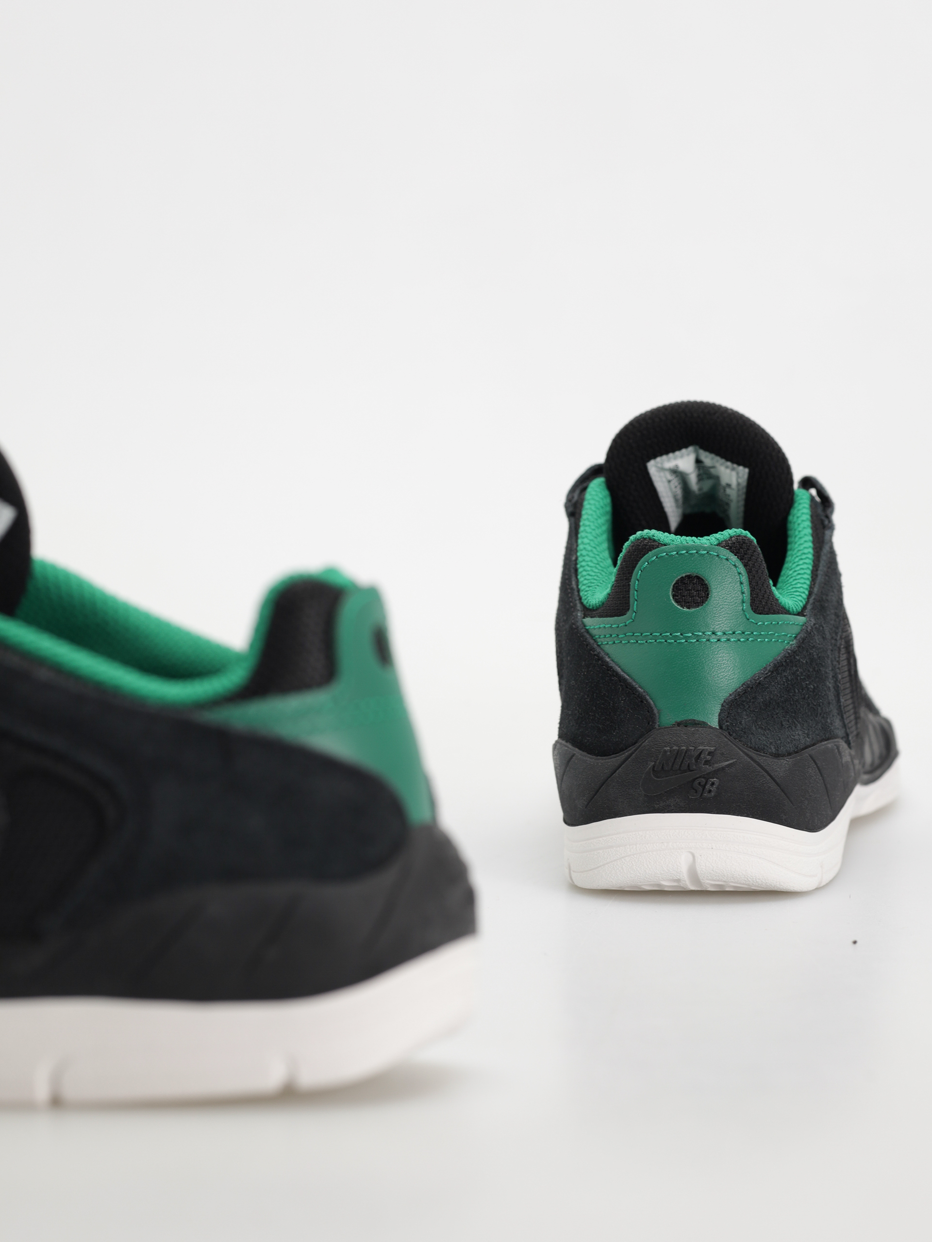 Nike SB Vertebrae Shoes (black/malachite black summit white)
