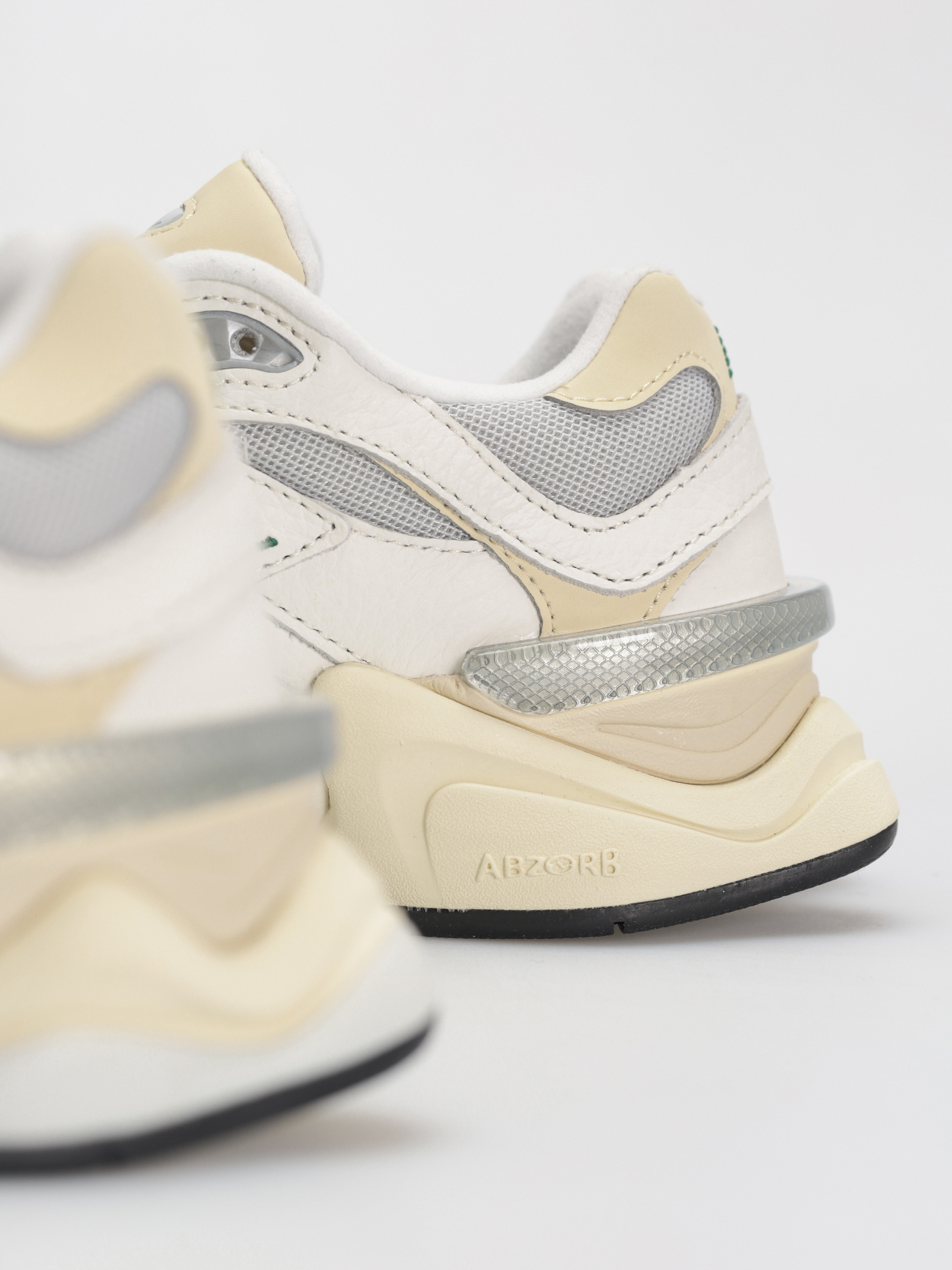 New Balance 9060 Shoes (sea salt)