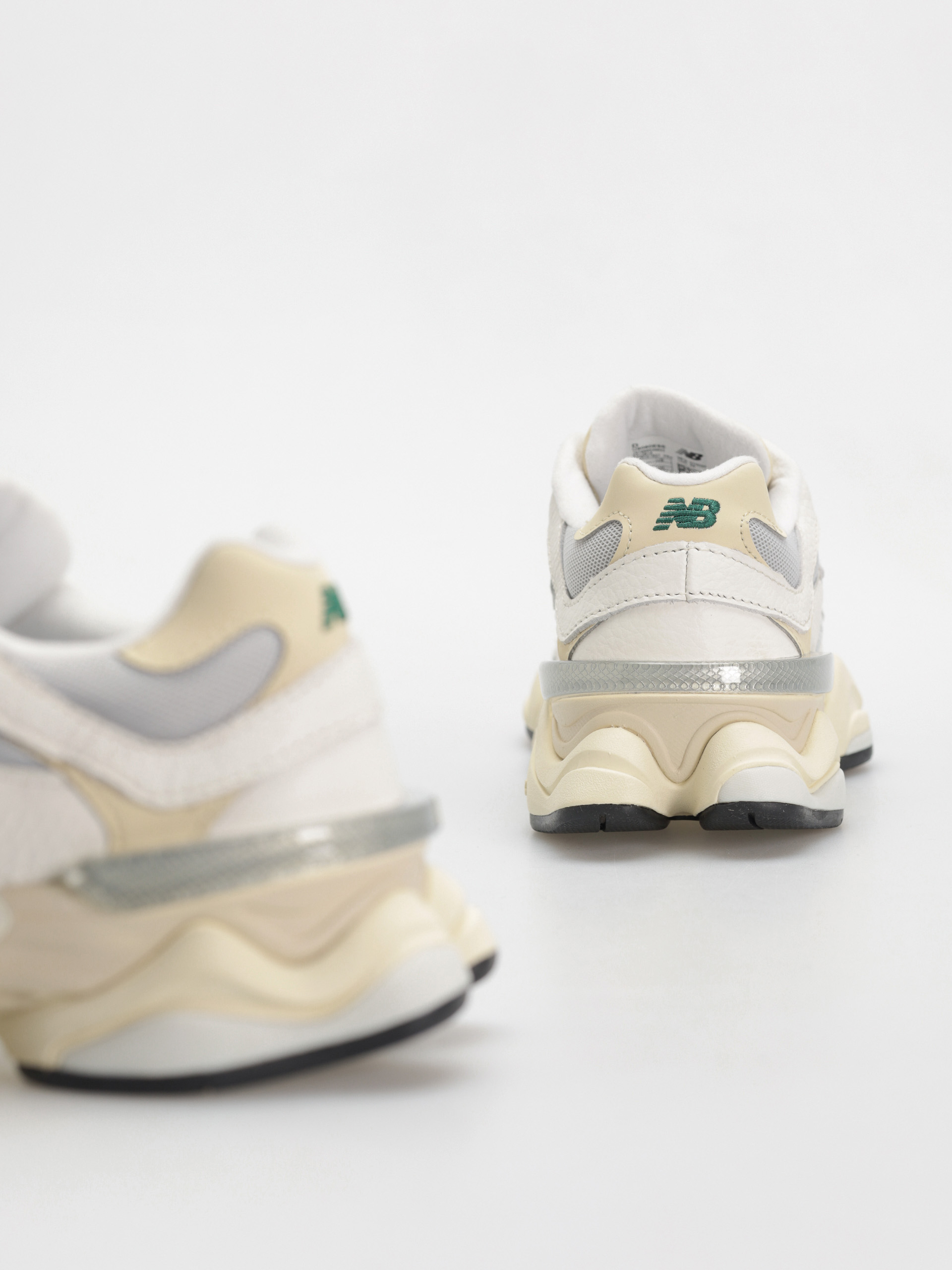 New Balance 9060 Shoes (sea salt)
