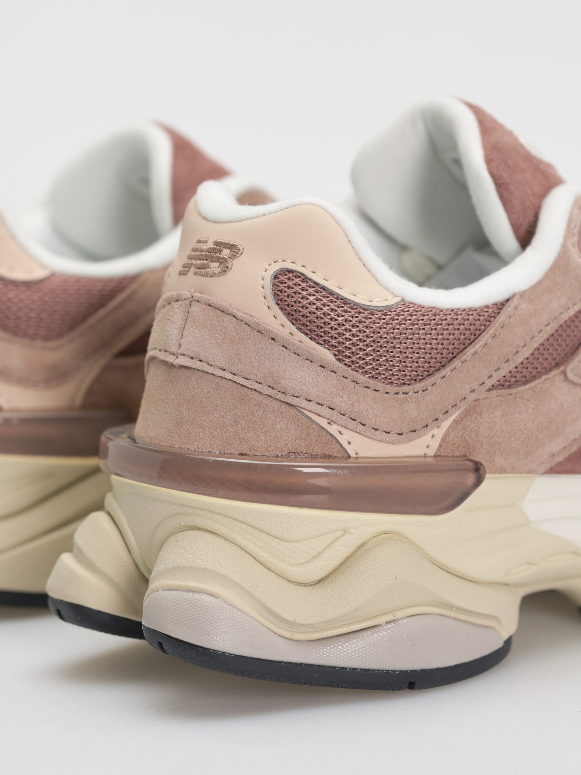 New Balance 9060 Shoes (sparrow)