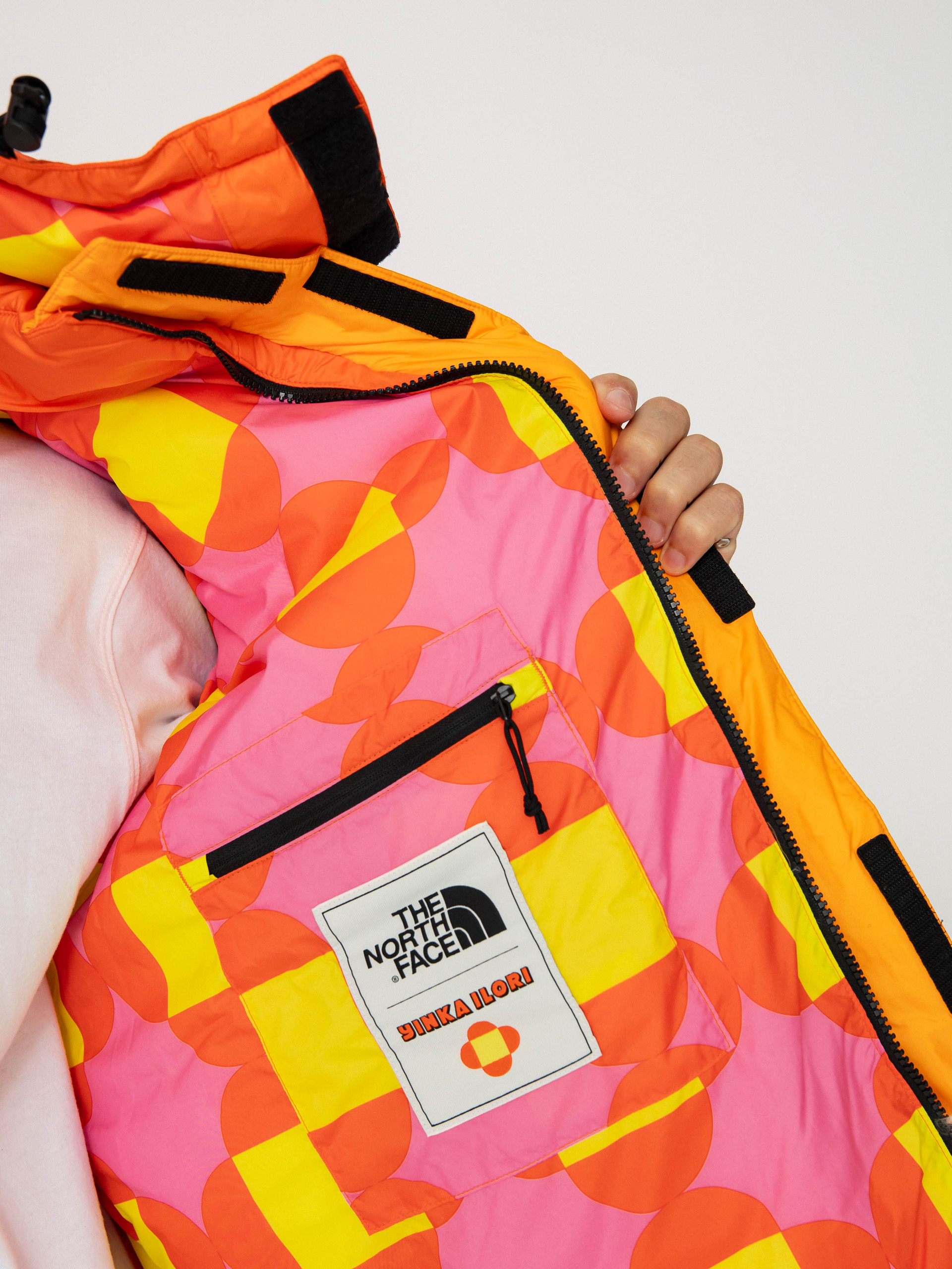 The North Face X Yinka Ilori Down Puffer Jacket (red orange/apricot glaz)