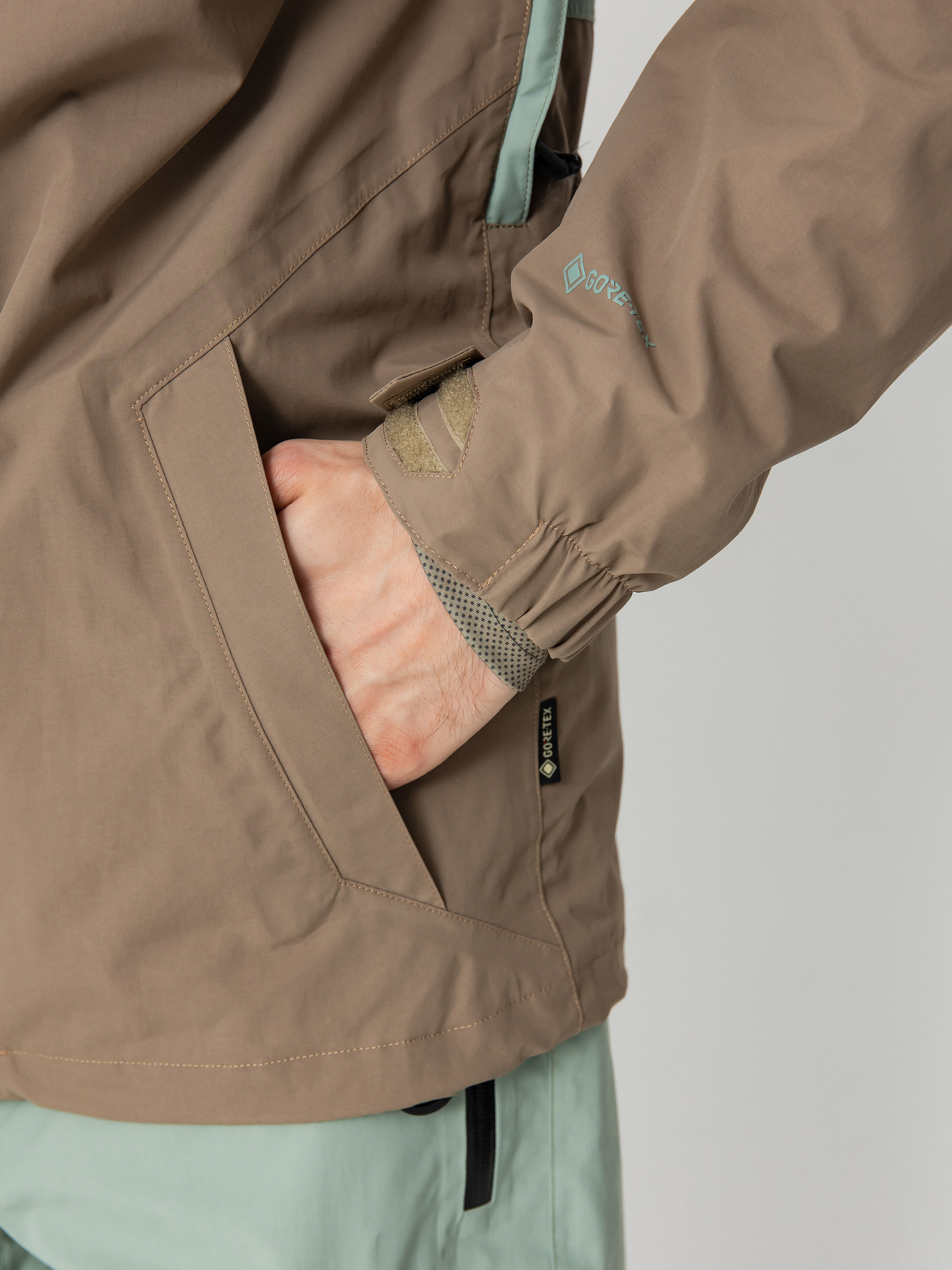 Mens Volcom Snowboard jacket L Gore Tex (agave)