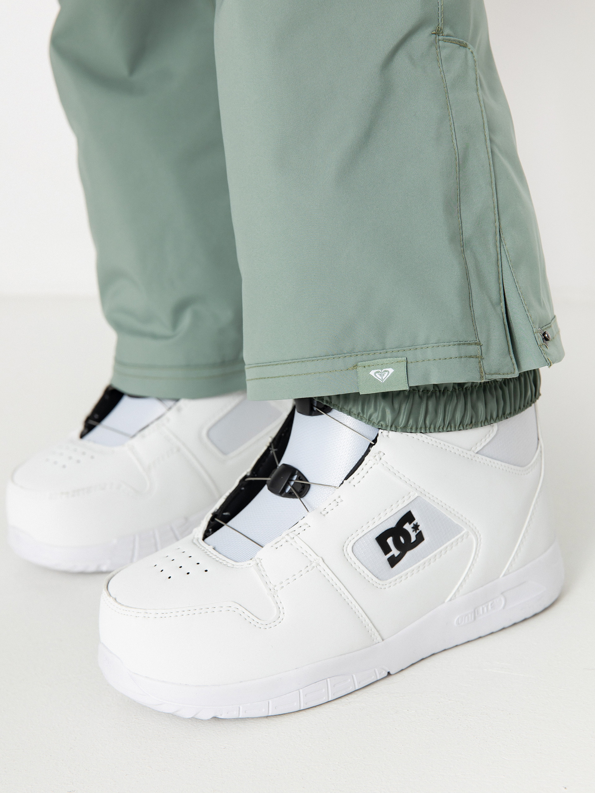 Womens Roxy Backyard Snowboard pants (lily pad)