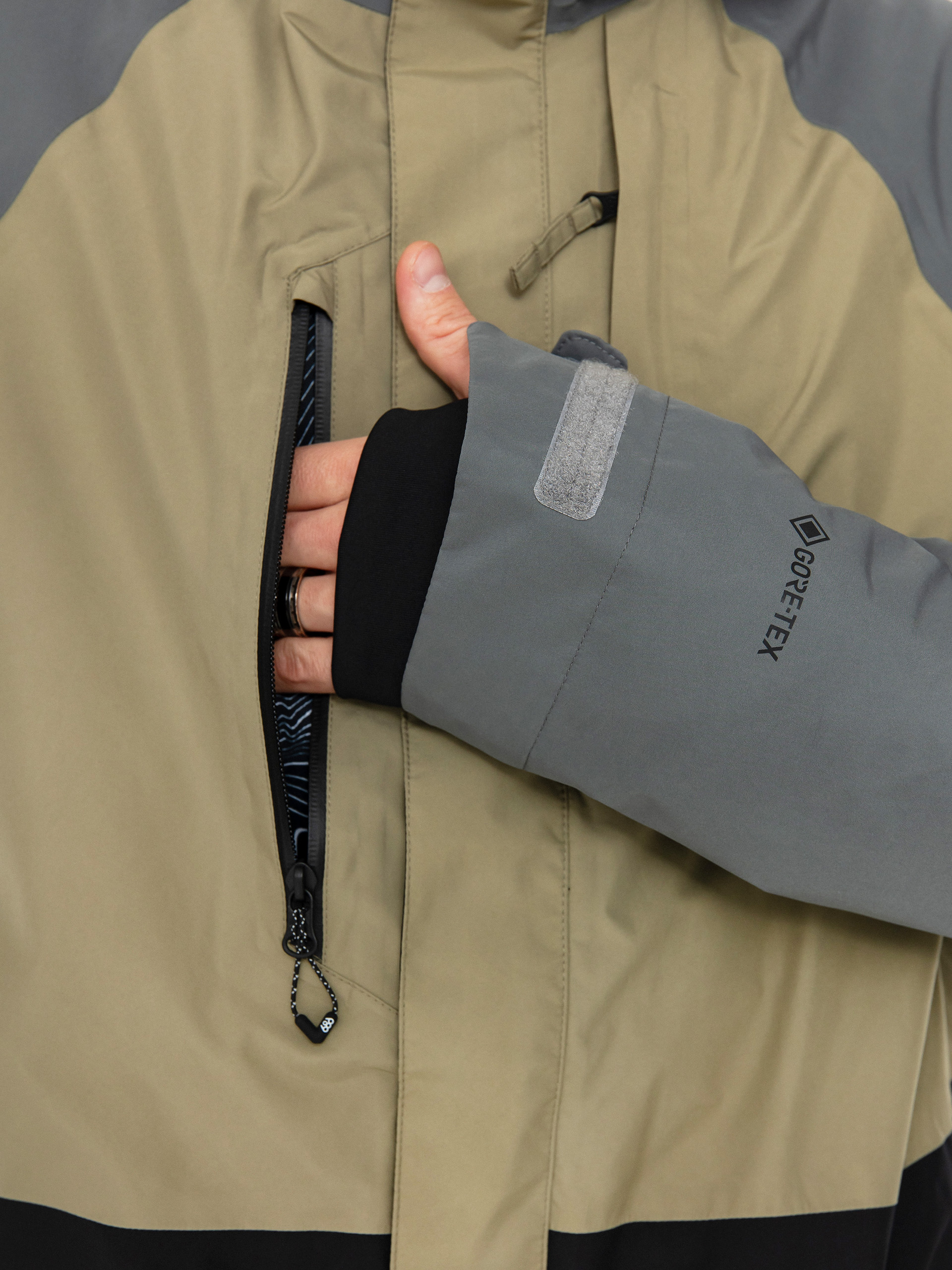 Mens 686 Gore Tex Core Inslulated Snowboard jacket (rhino grey colorblock)