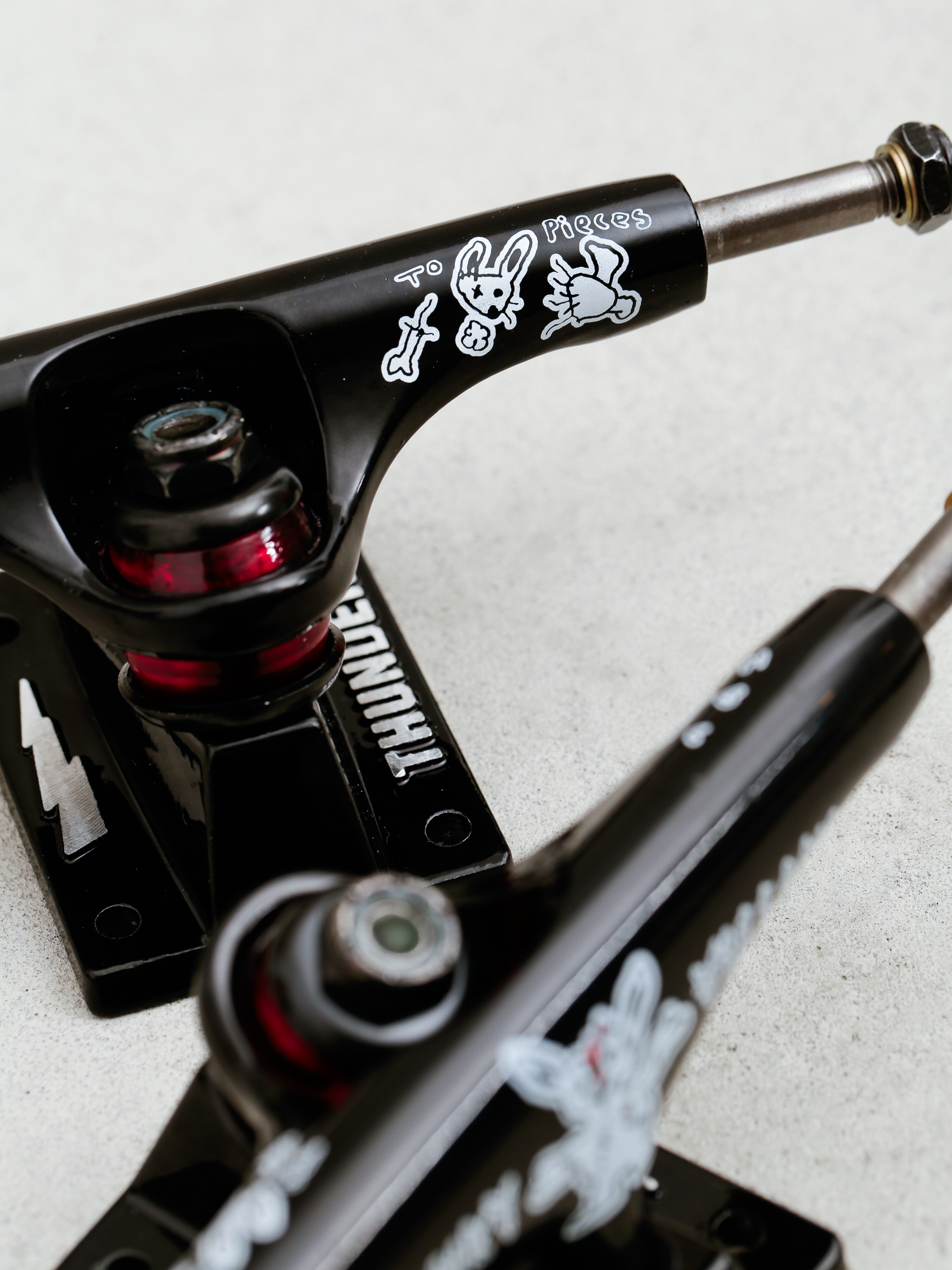Thunder Villani To Pieces Trucks (black)