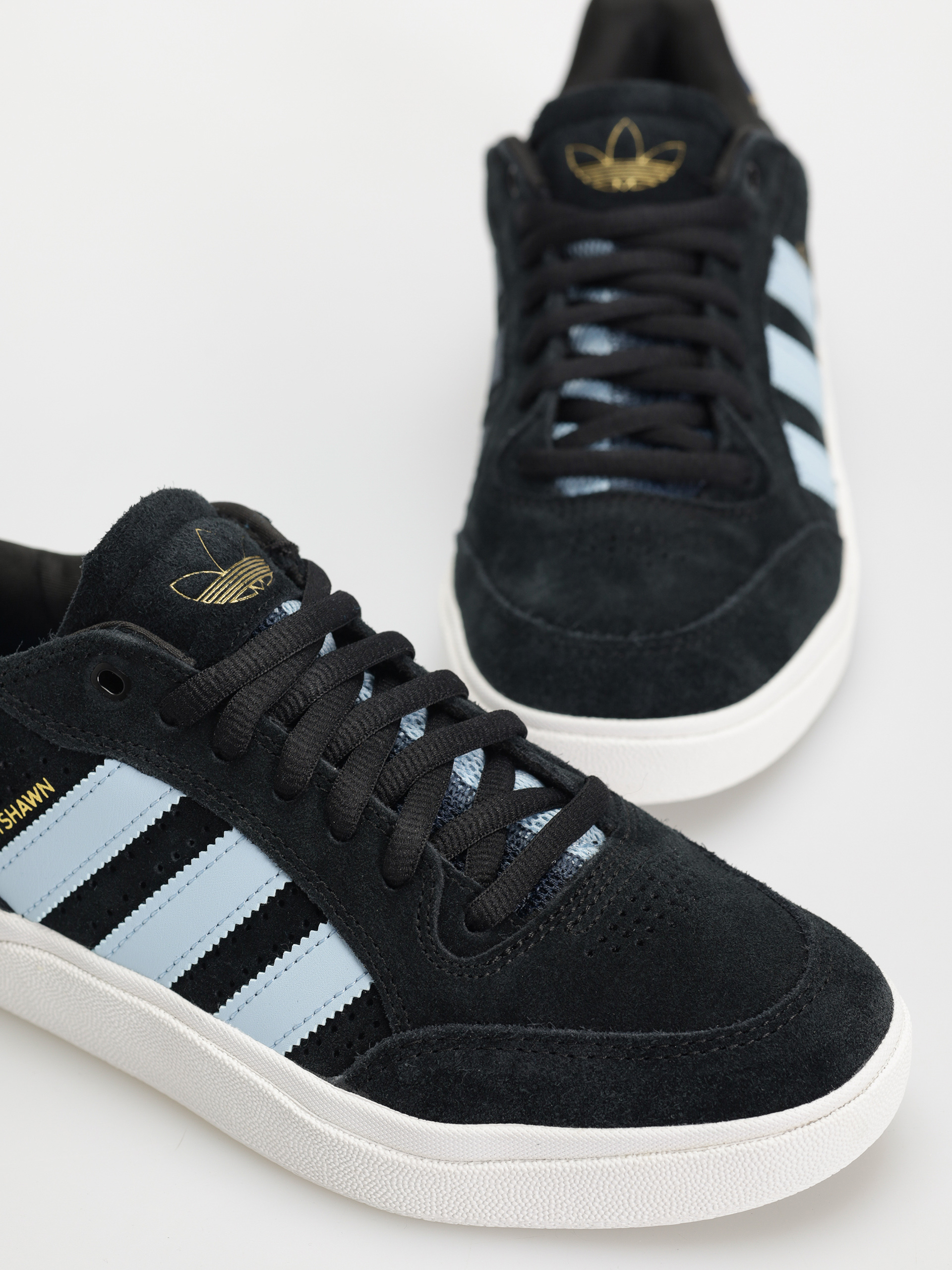 adidas Tyshawn Low Shoes (cblack/clesky/conavy)