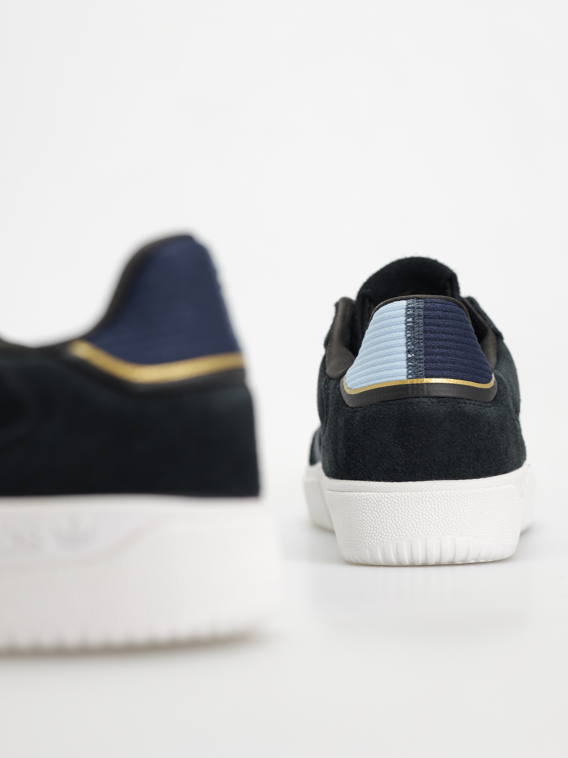 adidas Tyshawn Low Schuhe (cblack/clesky/conavy)