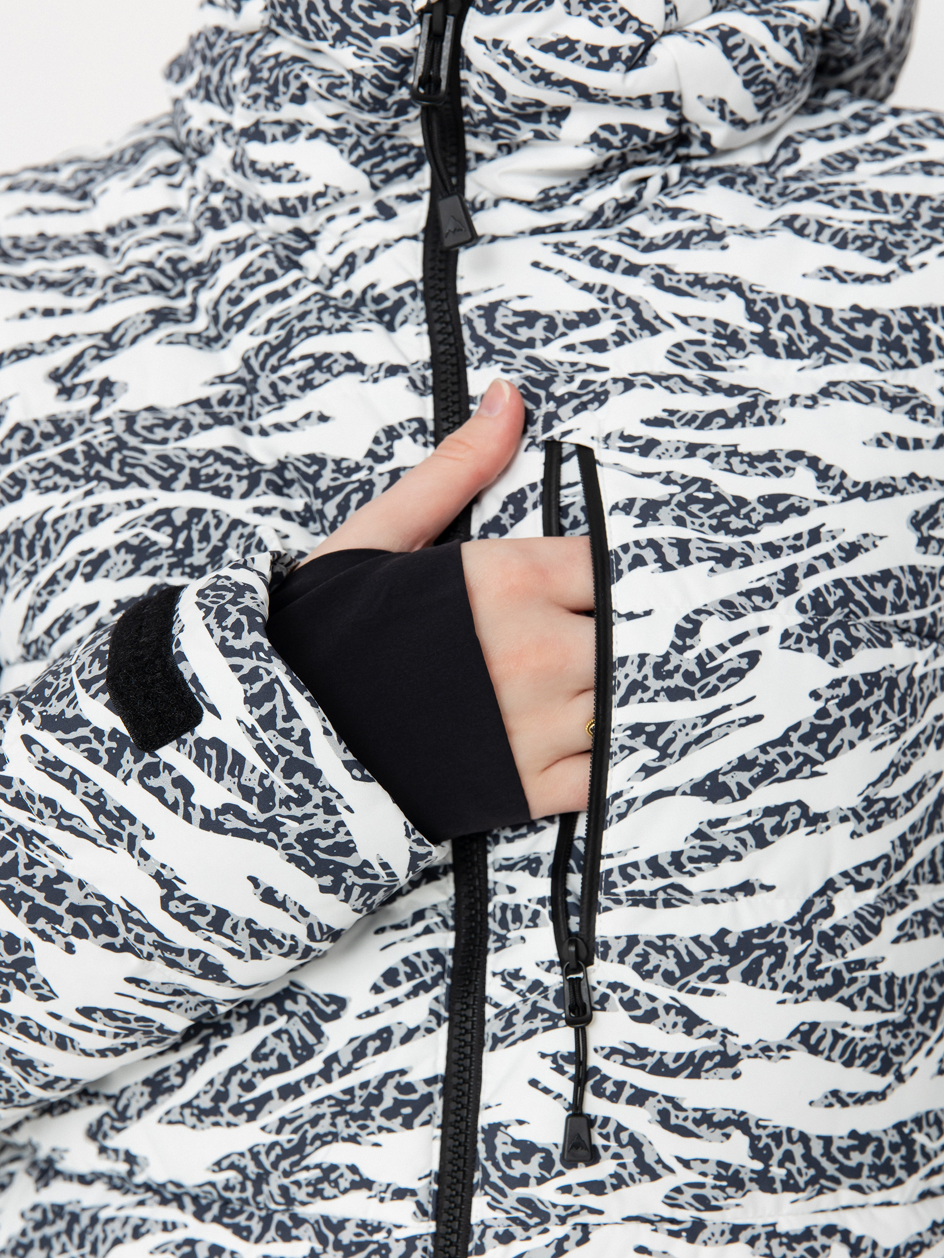 Damen Burton Snowboard Jacke Loyil Down (zebra camo)