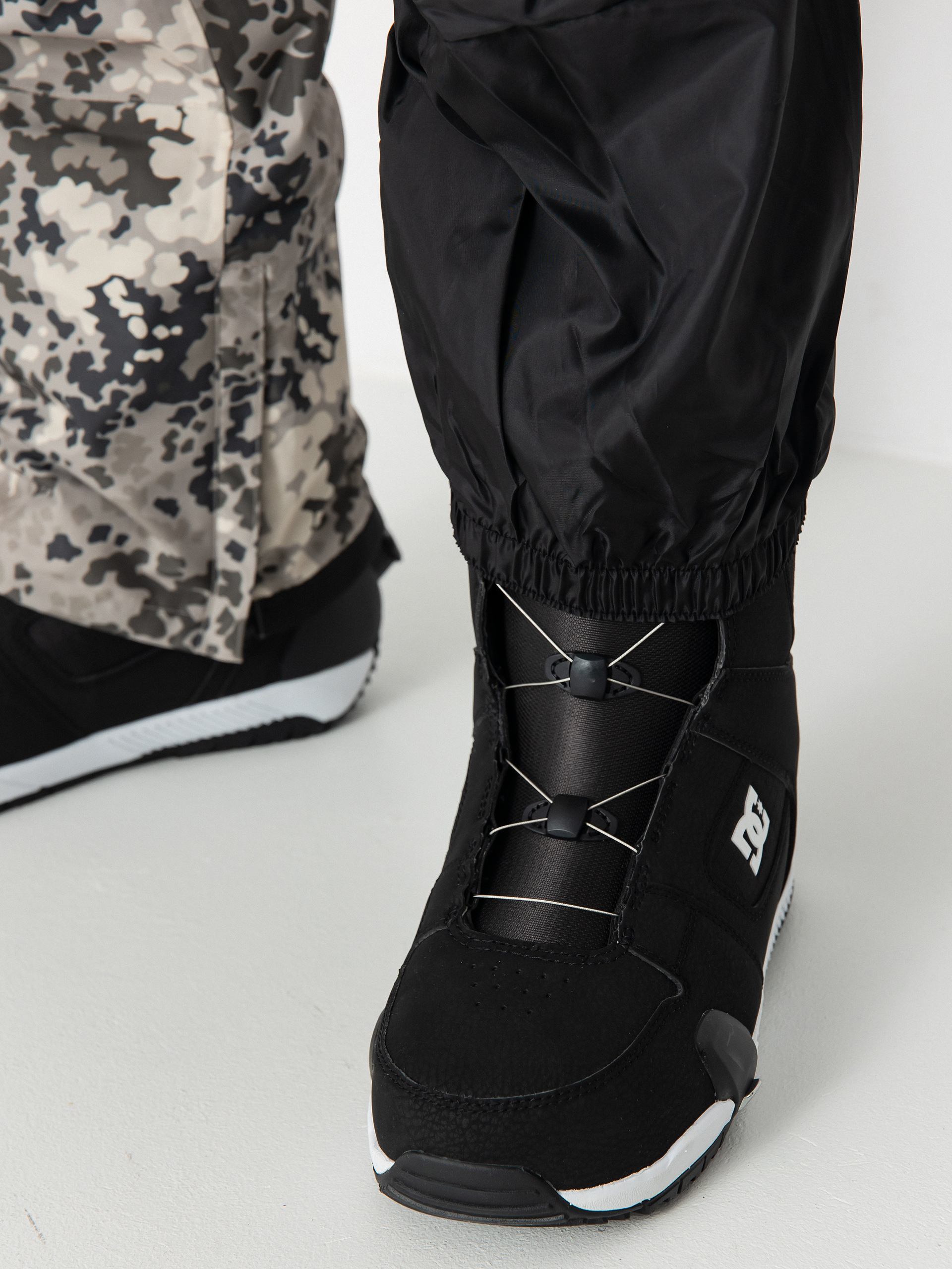 Mens DC Snowboard pants Code (fractal)