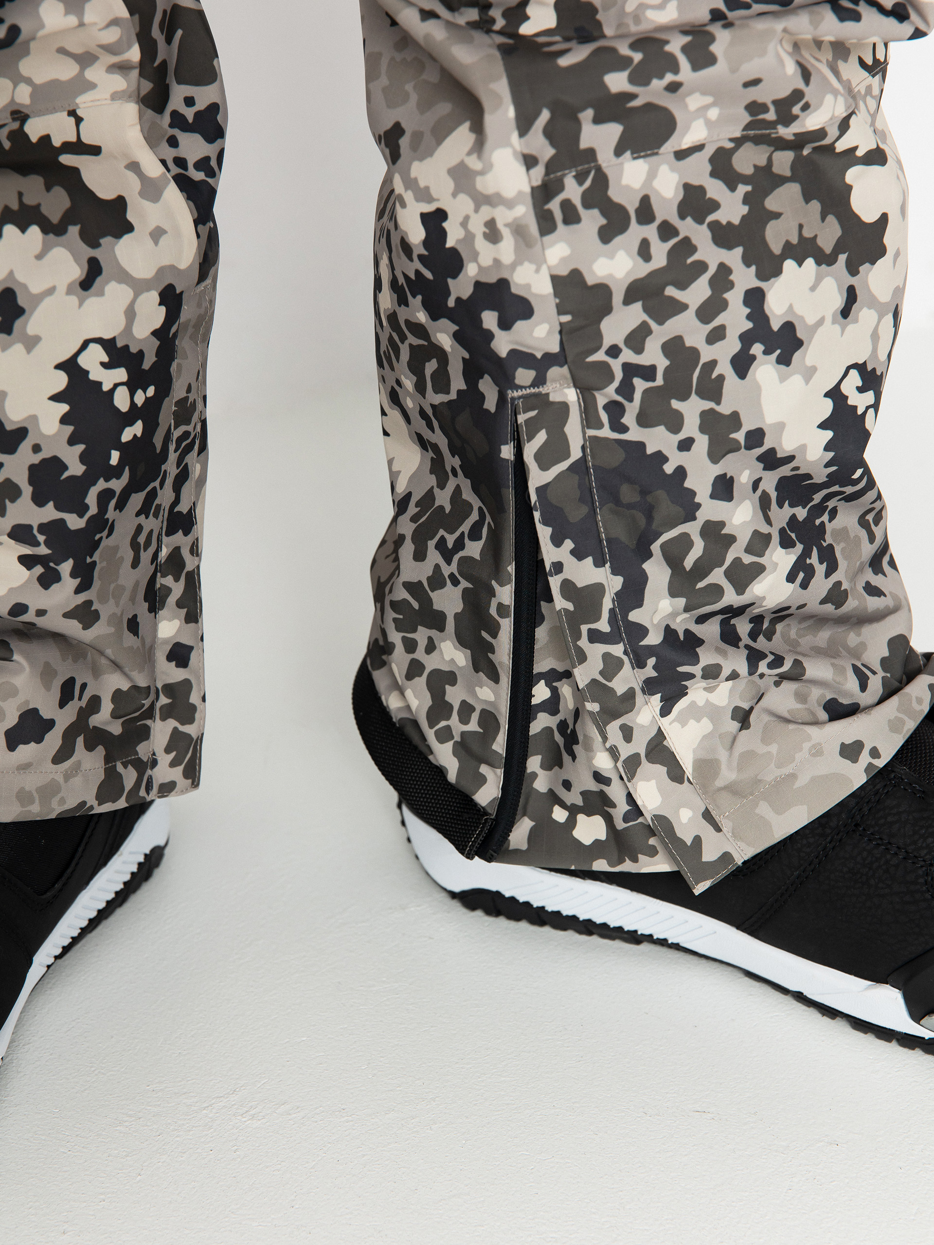 Mens DC Snowboard pants Code (fractal)