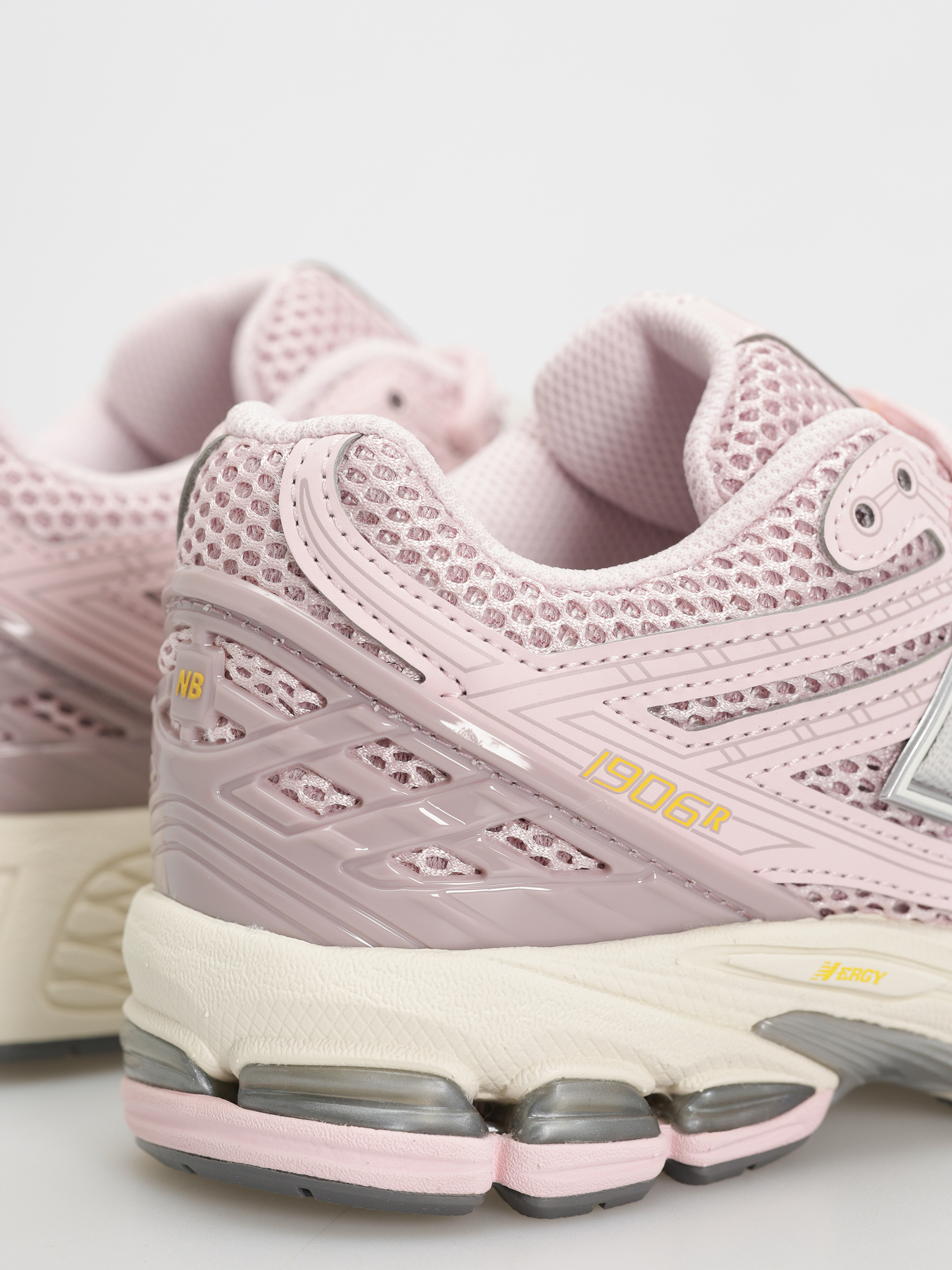 New Balance 1906 JR Shoes (rose sugar)