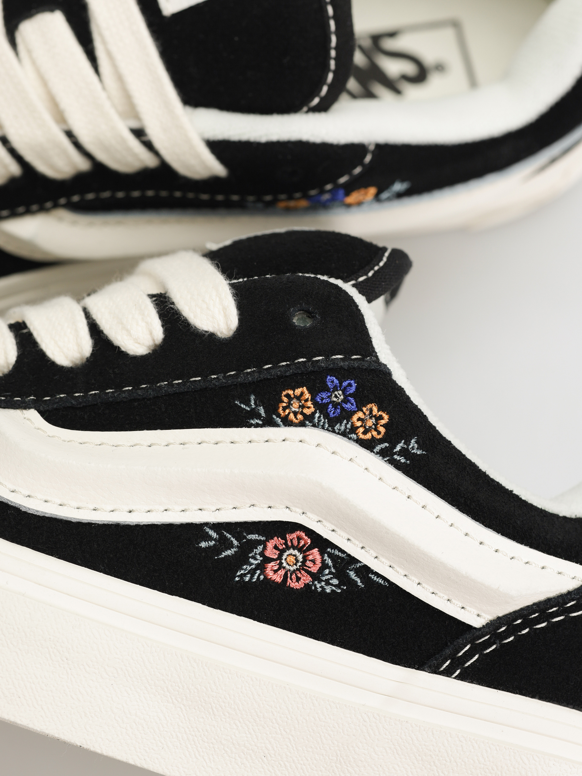 Vans Knu Skool Shoes (black floral)