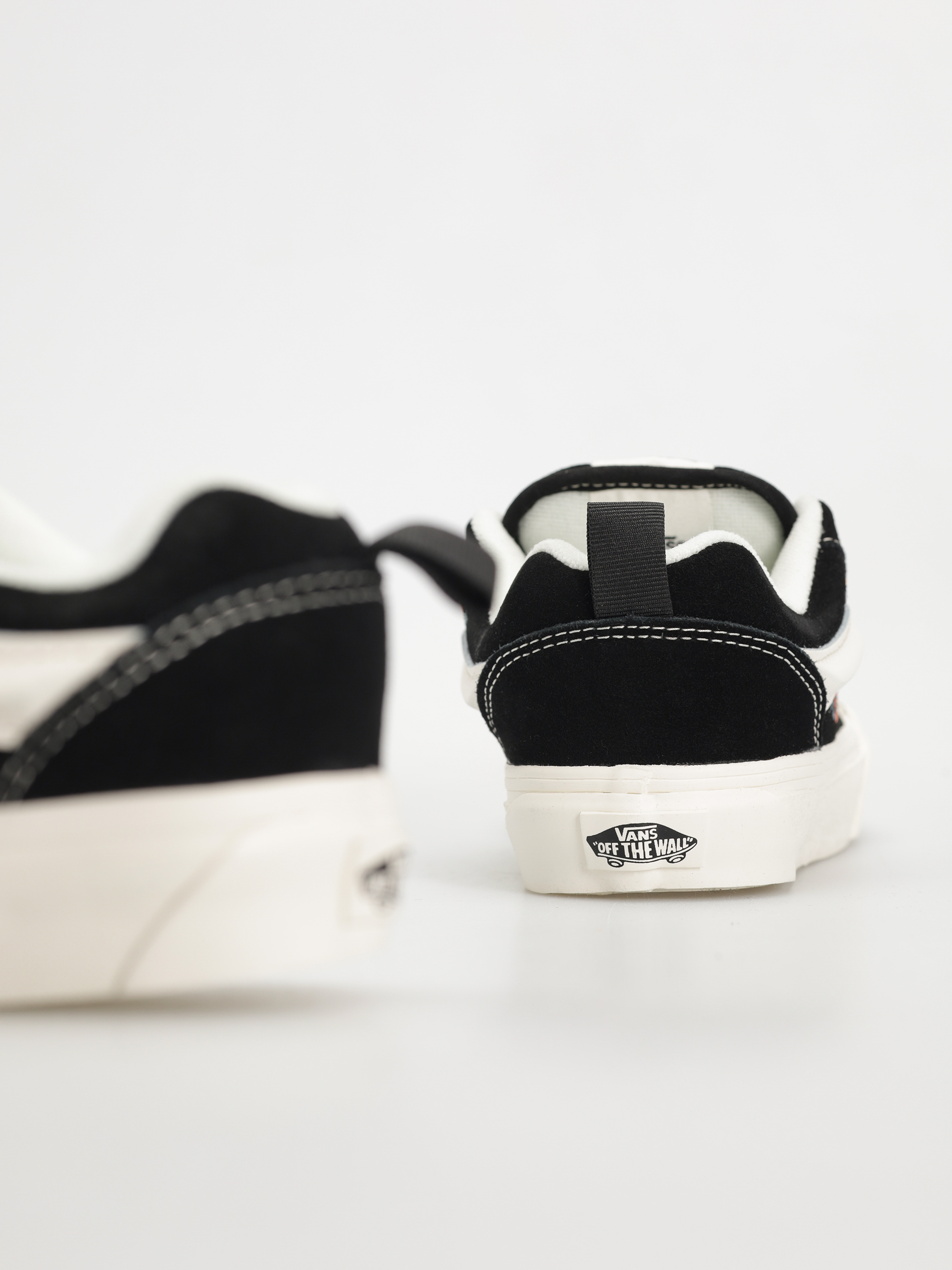 Vans Knu Skool Shoes (black floral)